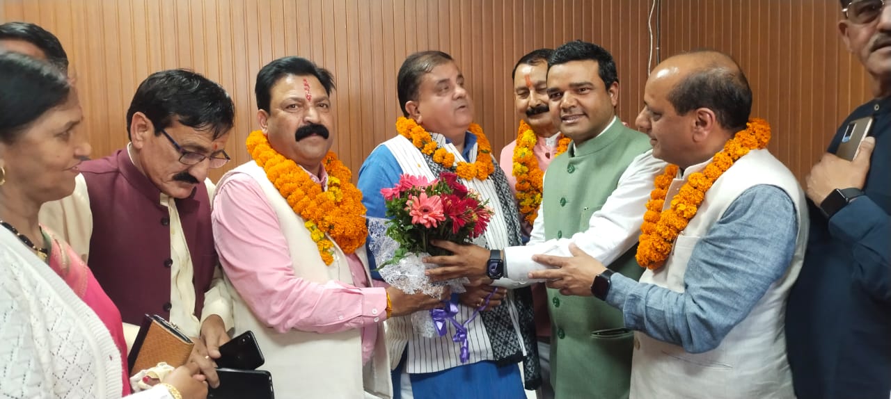 कांग्रेस के दो पूर्व विधायक, पूर्व जिला पंचायत अध्यक्ष समेत विभिन्न दलों के हजारों नेता कार्यकर्ताओं ने भाजपा का दामन थाम लिया