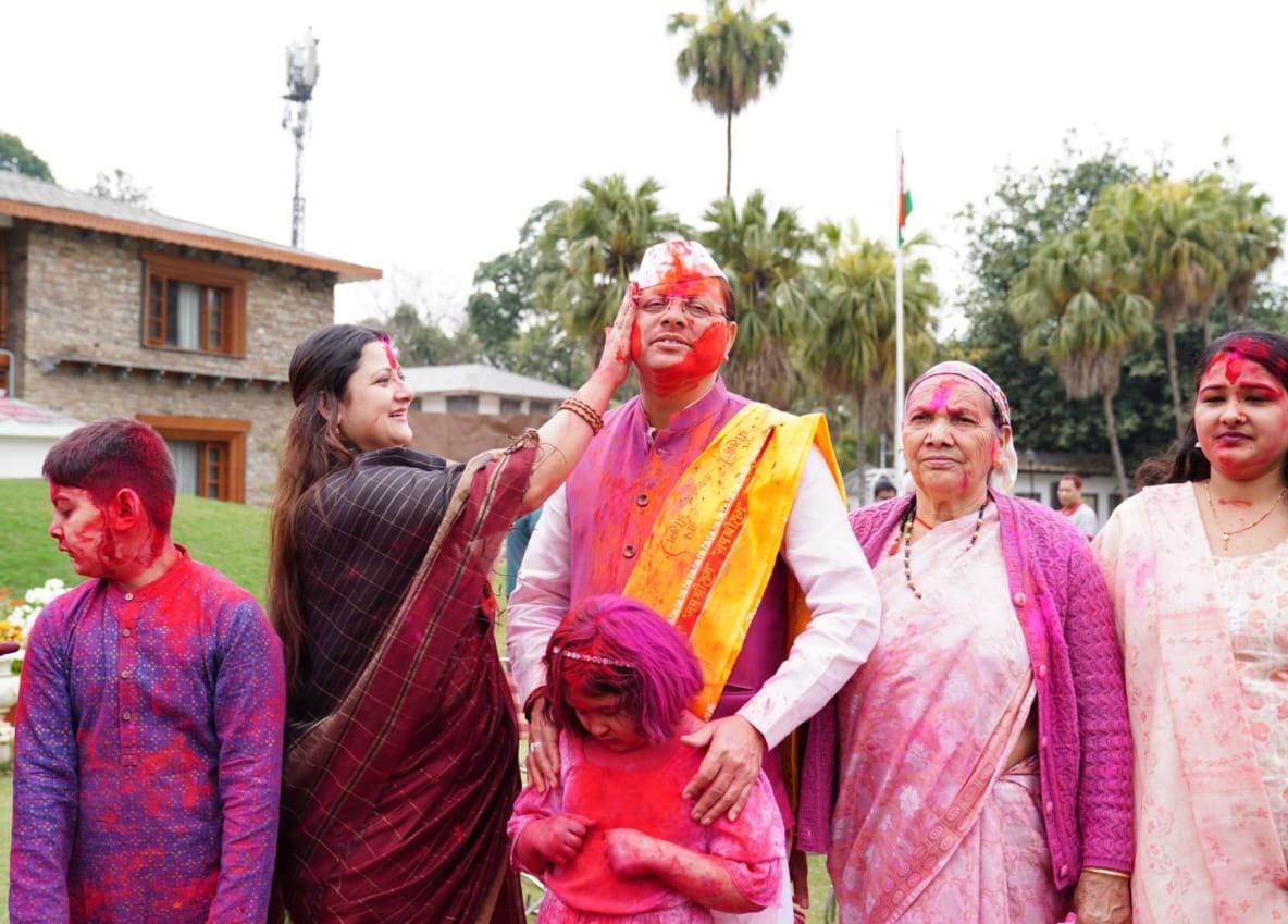 मुख्यमंत्री आवास परिसर में रंगों के पर्व होली की धूम