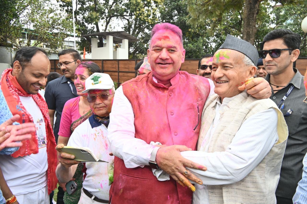 मंत्री गणेश जोशी ने कहा कि होलिका दहन जैसे प्रतीकों के माध्यम से सामाजिक एवं व्यक्तिगत बुराईयों को नष्ट करने तथा होली के मोहक रंगों को जीवन में उतारने का प्रयास किया जाना चाहिए।