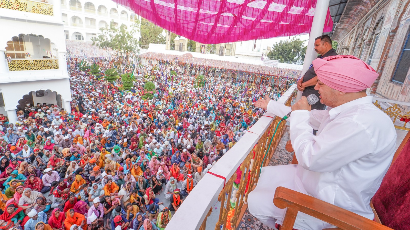 श्री दरबार साहिब में दर्शन और मनौतियों का क्रम चला श्री दरबार साहिब के सज्जादानशीन श्रीमहंत देवेन्द्र दास जी महाराज ने संगतों को दर्शन दिए
