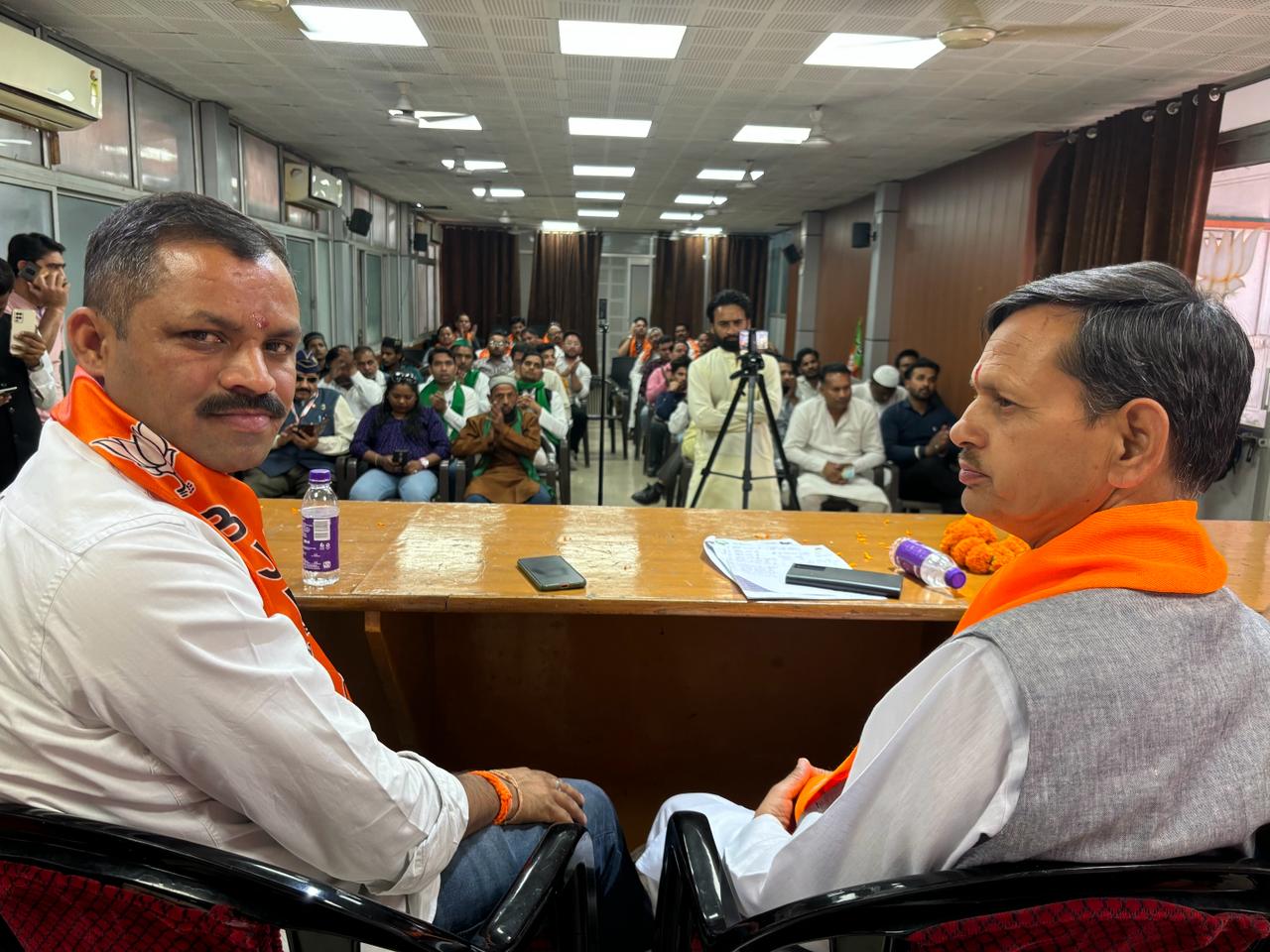 किसान यूनियन से जुड़े सैकड़ों किसान कार्यकर्ताओं ने पार्टी उम्मीदवारों के पक्ष में गांव-गांव प्रचार करने का समर्थन पत्र सौपा