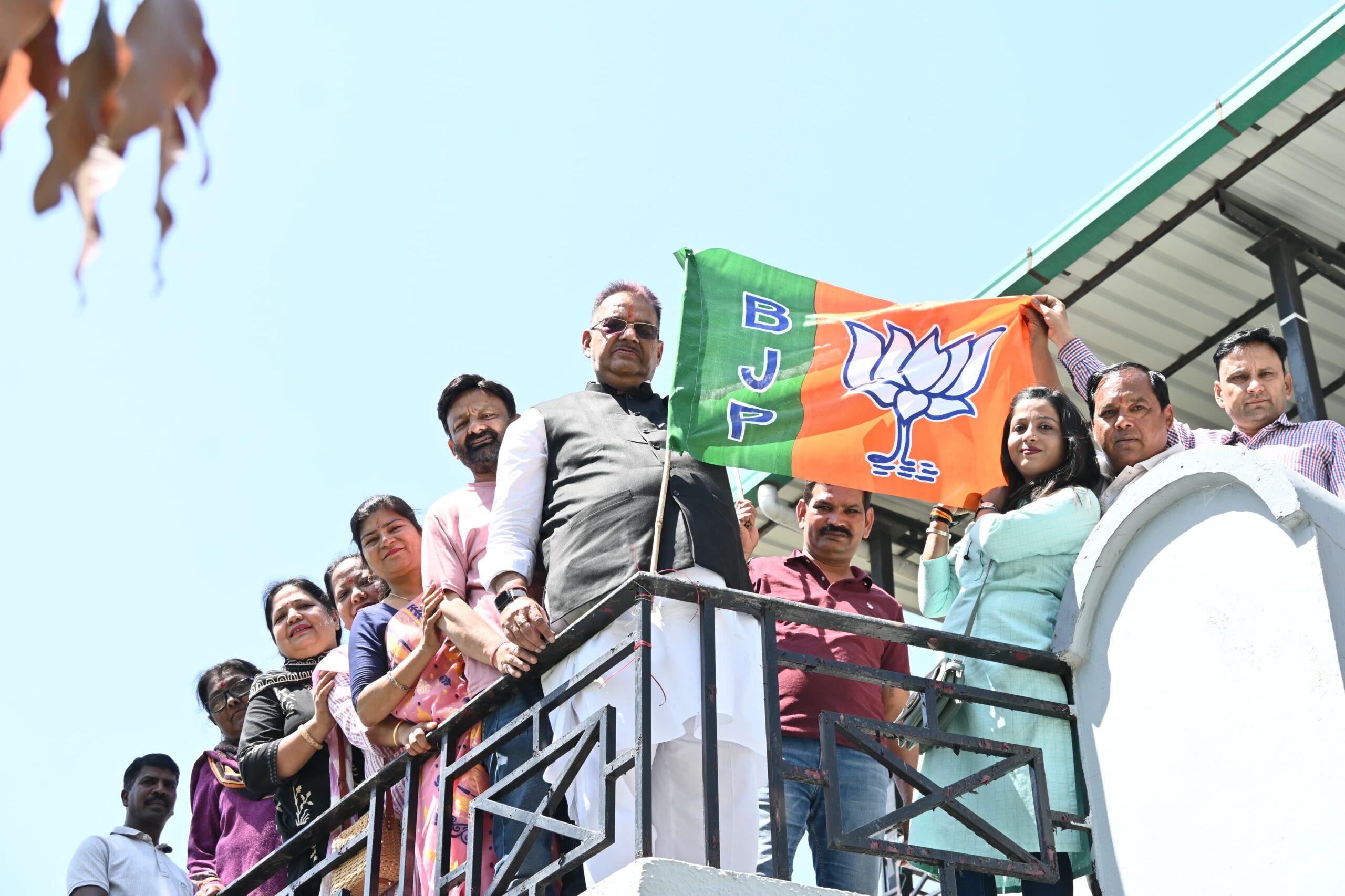 कैबिनेट मंत्री गणेश जोशी ने भारतीय जनता पार्टी के 45 वें स्थापना दिवस के अवसर पर नेशवीला रोड़ स्थित अपने निजी आवास तथा भाजपा महानगर कार्यालय में पार्टी का झंडा फहराया…   