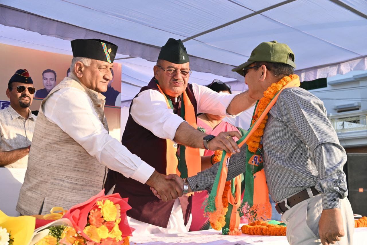 मंत्री गणेश जोशी ने कहा प्रधानमंत्री नरेन्द्र मोदी के पद चिन्हों पर चलकर प्रदेश के मुख्यमंत्री पुष्कर सिंह धामी राज्य के सर्वांगीण विकास के लिए निरंतर अग्रसर होकर कार्य कर रहे हैं
