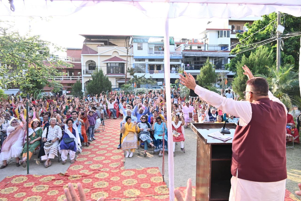 मंत्री गणेश जोशी ने मसूरी विधानसभा के अंतर्गत देहरादून स्थित जाखन के दून विहार प्रथम व द्वितीय में आयोजित शक्ति केंद्र सभा को सम्बोधित किया