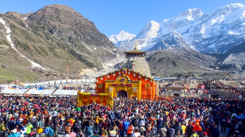 Kedarnath Dham: मंदिर परिसर में रील्स बनाने वाले 84 लोगों का चालान, नशा कर हुड़दंग मचाने वालों पर सख्ती