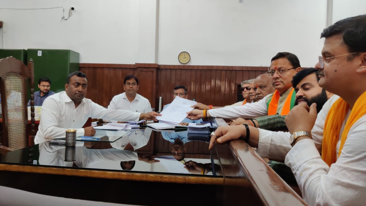 मुख्यमंत्री पुष्कर सिंह धामी की मौजूदगी में अयोध्या से भाजपा प्रत्याशी लल्लू सिंह ने किया नामांकन पत्र दाखिल