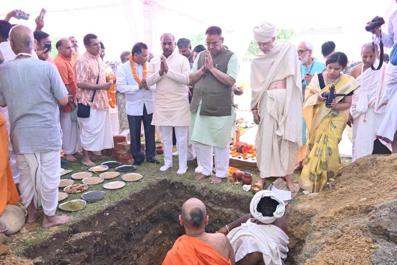 कैबिनेट मंत्री गणेश जोशी ने कृष्णा हिल्स दुधली मोथरोवाला देहरादून में स्कॉन द्वारा कराए जा रहे श्री राधा बांके बिहारी मंदिर निर्माण के भूमि पूजन कार्यक्रम में प्रतिभाग कर भूमि पूजन किया