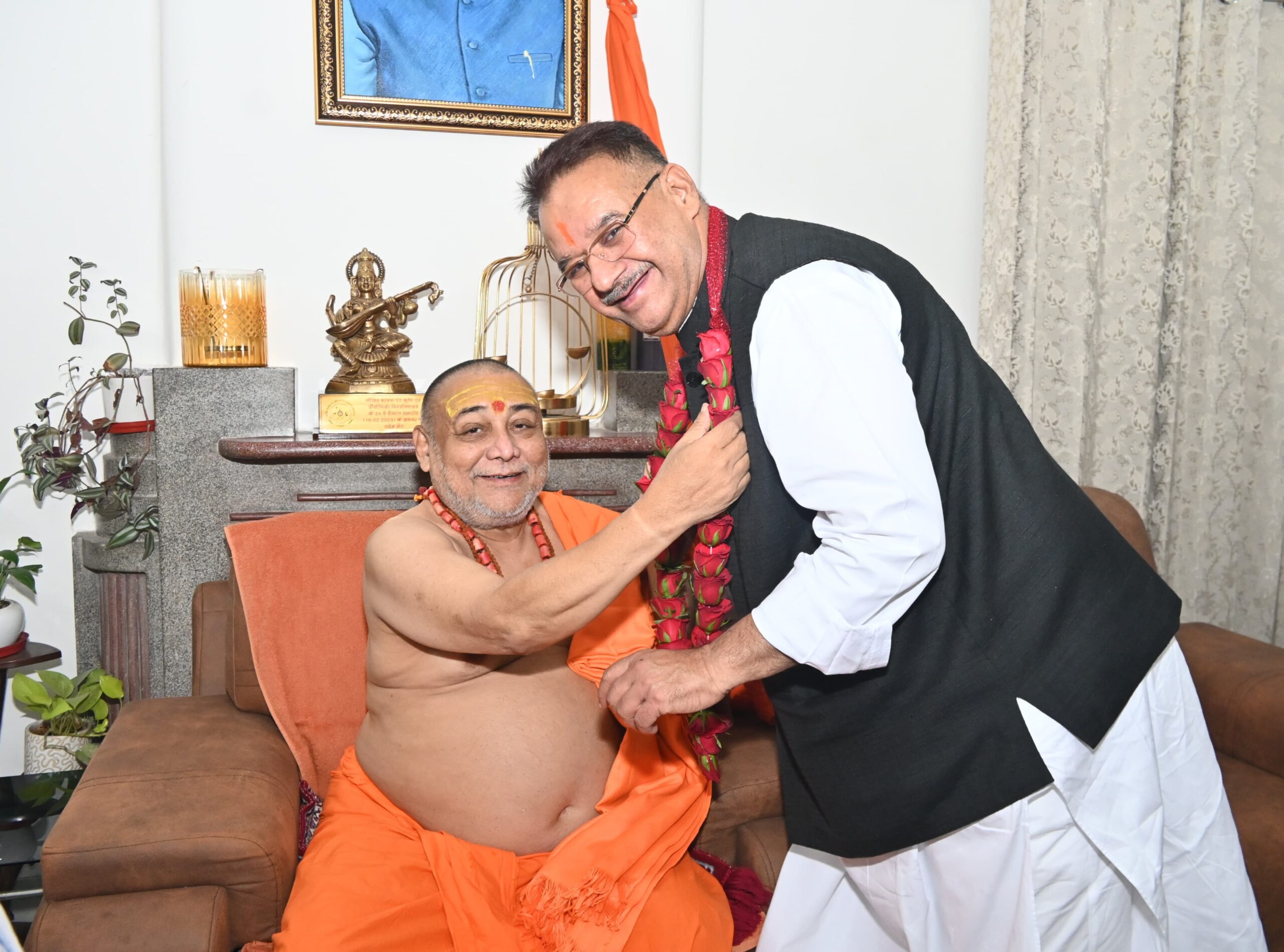 कैबिनेट मंत्री गणेश जोशी और उनके परिवार के सदस्यों ने शारदा पीठाधीश्वर शंकराचार्य स्वामी राजराजेश्वराश्रम महाराज का आशीर्वाद लिया