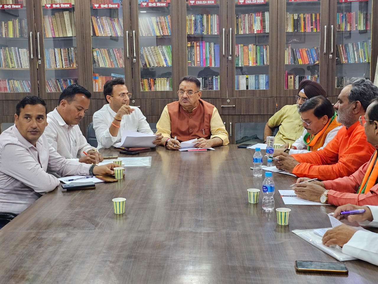 कैबिनेट मंत्री गणेश जोशी ने पार्टी पदाधिकारियों एवं कार्यकर्ताओं को जीत का मंत्र दिया
