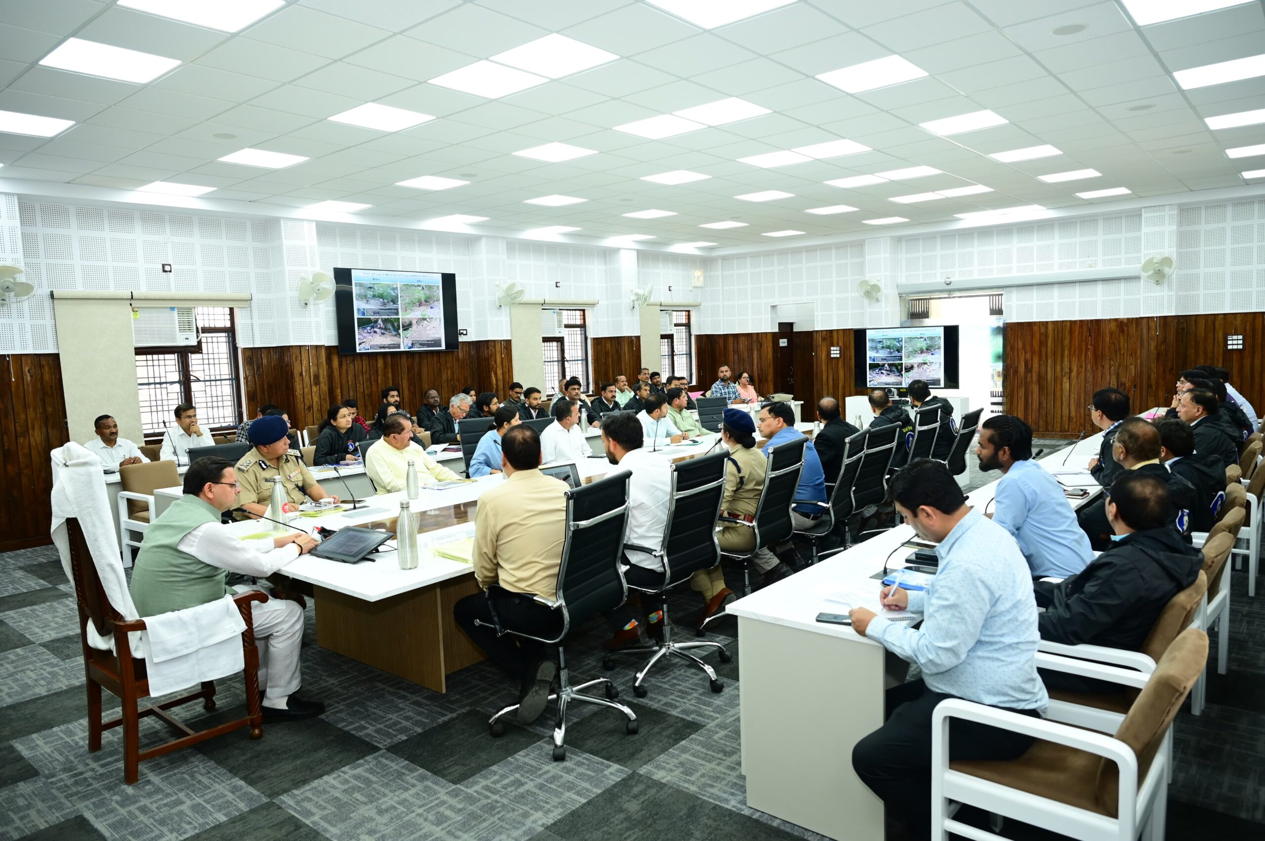 रुद्रप्रयाग में मुख्यमंत्री पुष्कर सिंह धामी ने चारधाम यात्रा को लेकर जिला स्तरीय अधिकारियों एवं नोडल अधिकारियों की समीक्षा बैठक ली