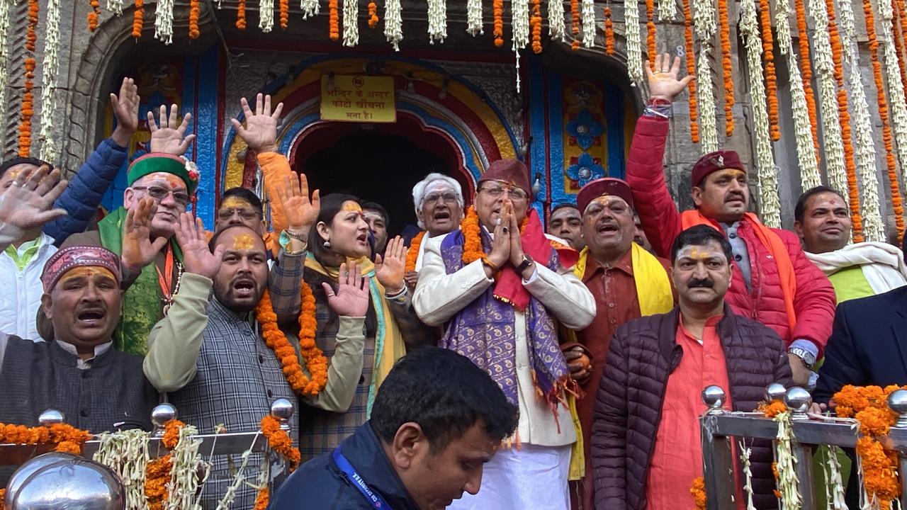 प्रदेश के मुख्यमंत्री पुष्कर सिंह धामी कपाट खुलने के अवसर पर विशेषरूप से मौजूद रहे उन्होंने सभी श्रद्धालुओं को बधाई दी देश‌ एवं प्रदेश की खुशहाली की कामना की