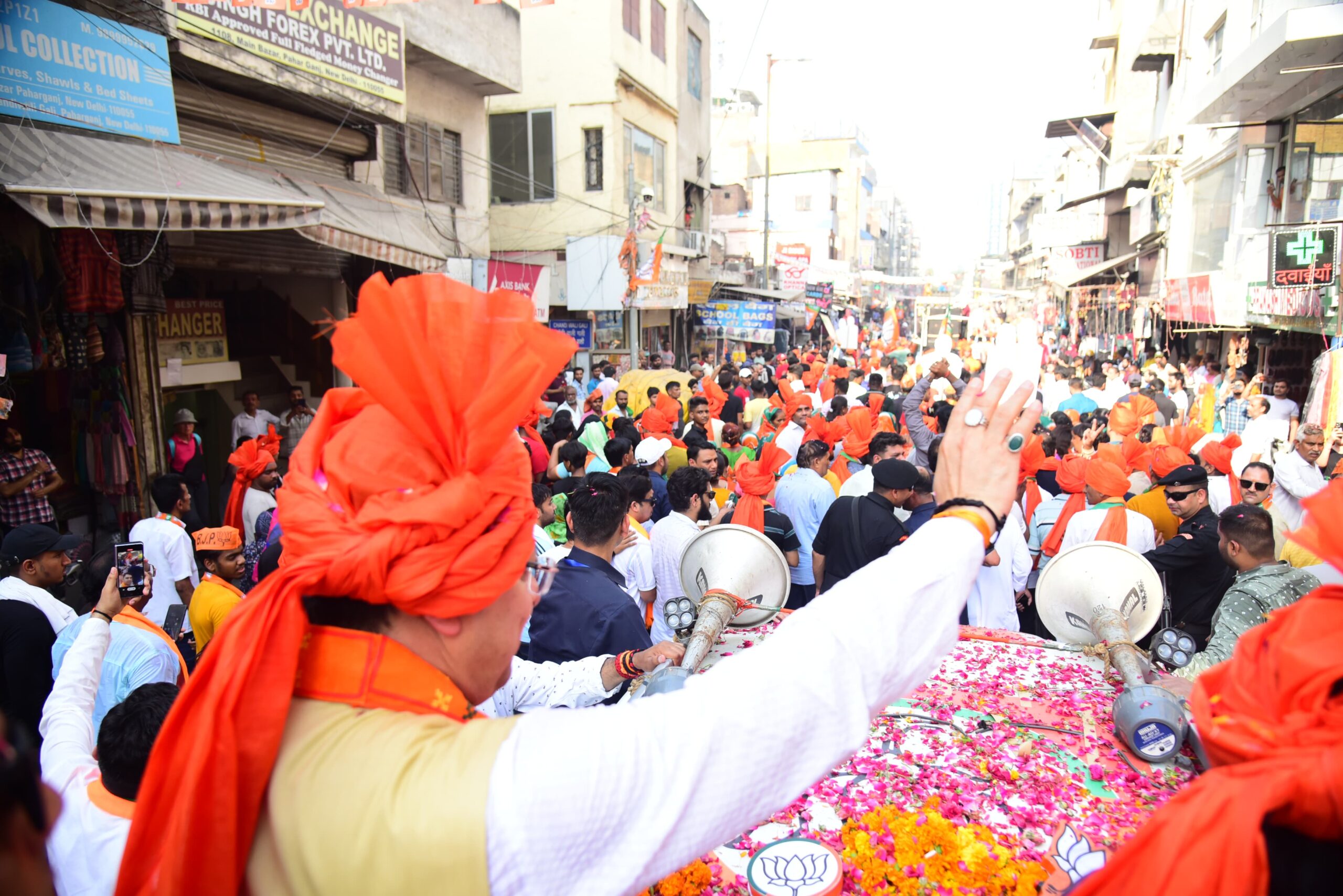 मुख्यमंत्री धामी ने पहाड़गंज, नई दिल्ली में भाजपा प्रत्याशी सुश्री बांसुरी स्वराज के पक्ष में आयोजित रोड शो में किया प्रतिभाग