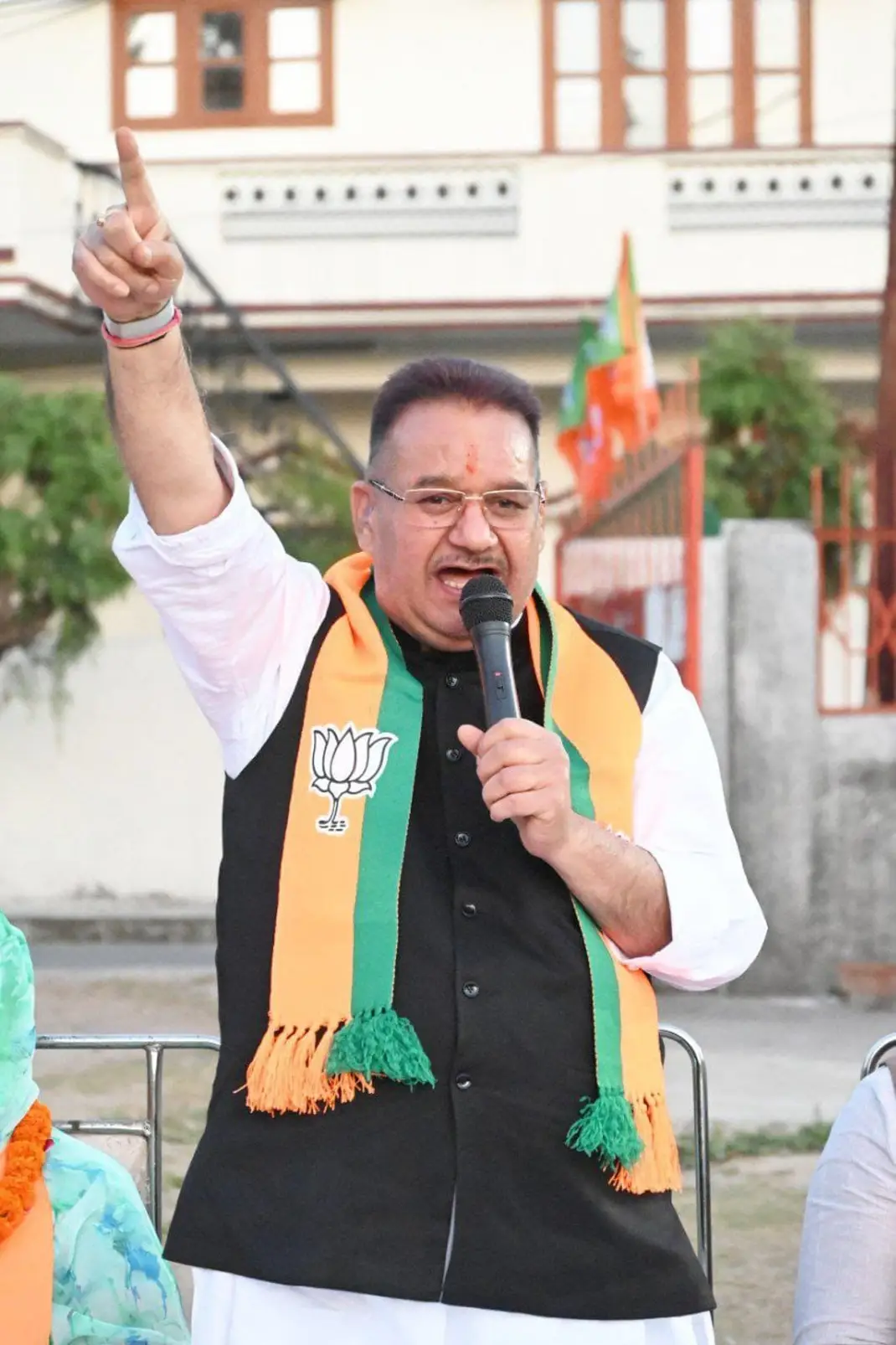 कैबिनेट मंत्री गणेश जोशी ने जनसभा को सम्बोधित करते हुए आम आदमी पार्टी पर कटाक्ष किया और कहा कि दिल्ली में आप पार्टी की सरकार ने दिल्ली की जनता को गुमराह करने का काम किया है