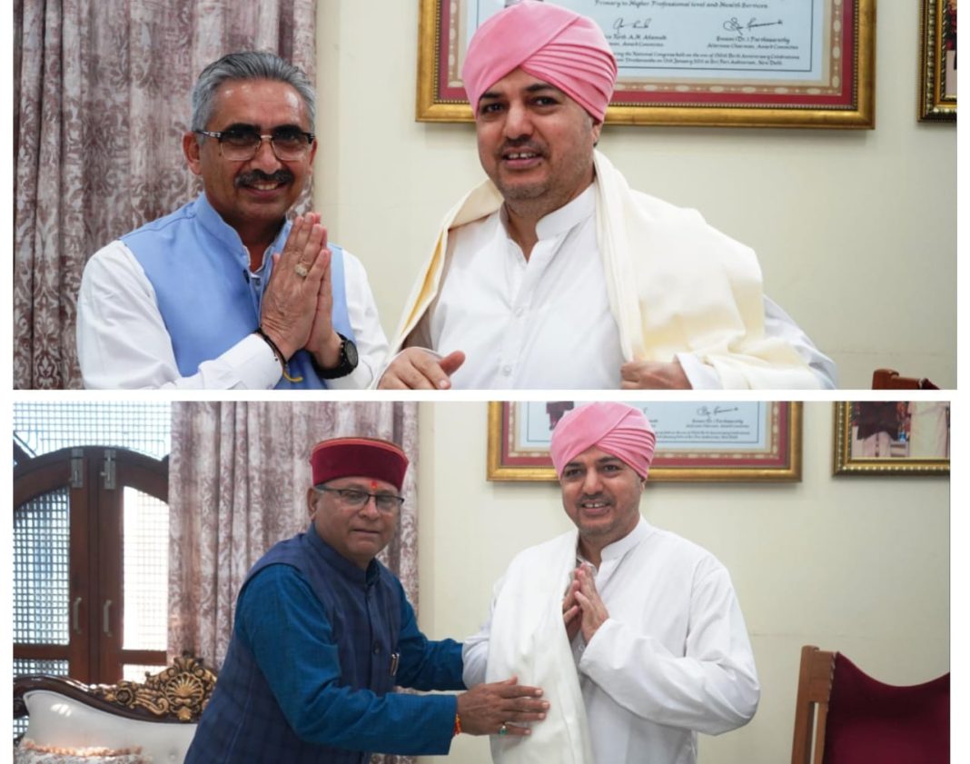 विधायक खजान दास व महापौर सुनील उनियाल गामा ने श्री दरबार साहिब में टेका मत्था
