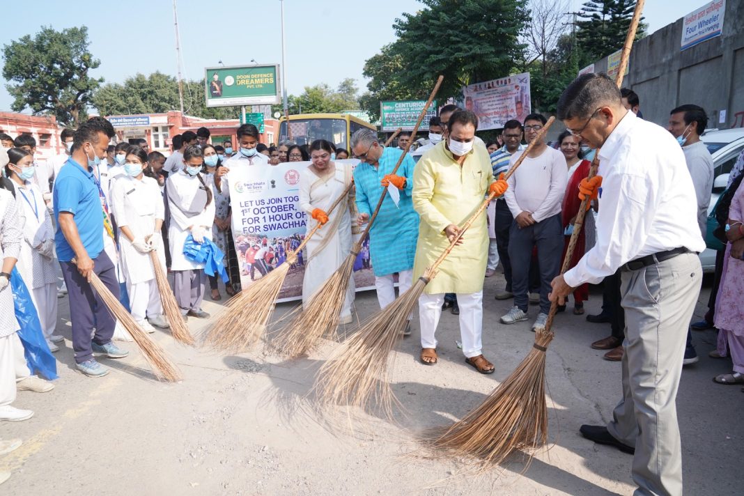 स्वच्छता ही सेवा अभियान में एसजीआरआर पब्लिक स्कूल रेसकोर्स व पटेल नगर के छात्र-छात्राओं ने चलाया स्वच्छता अभियान