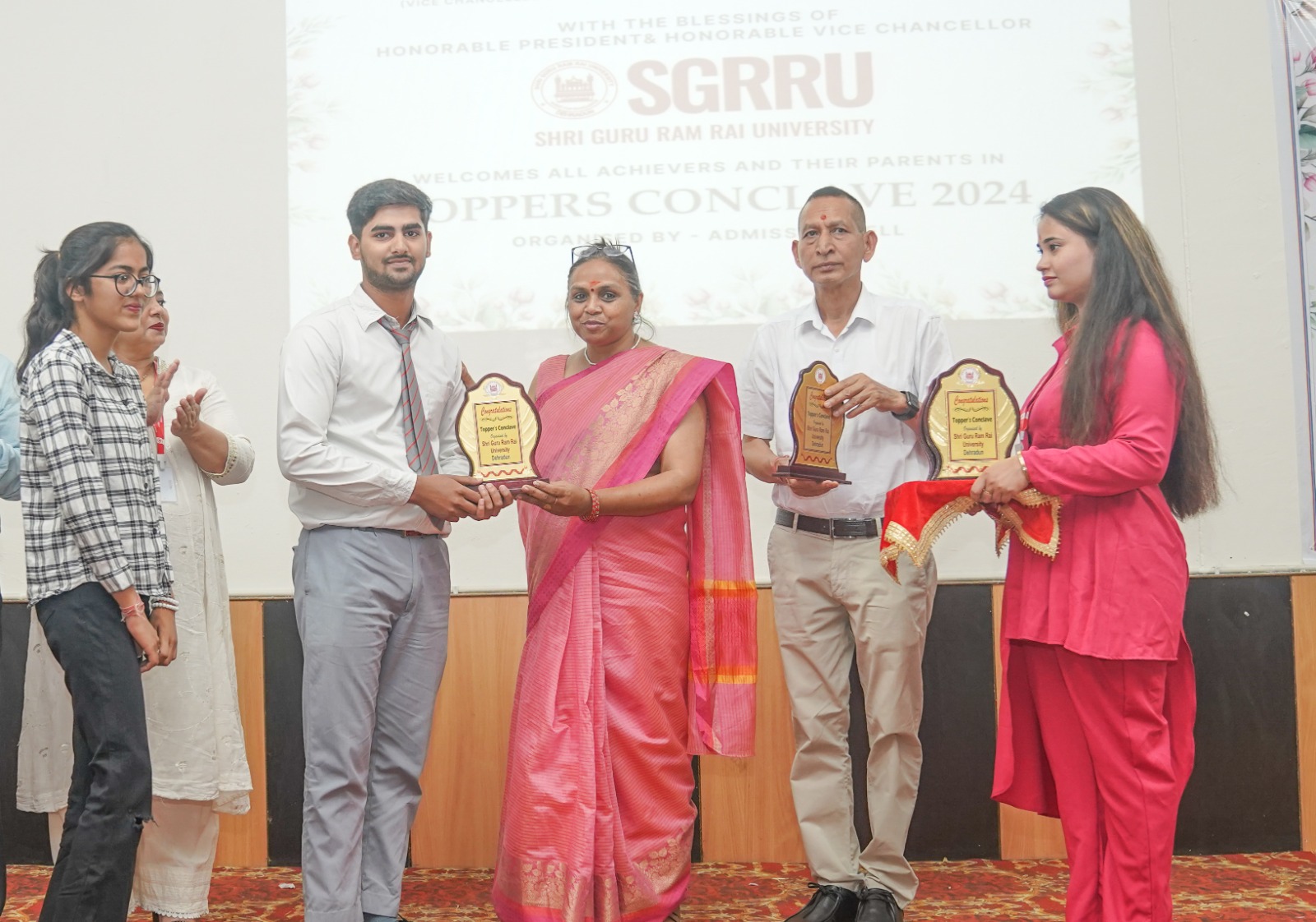 एसजीआरआरयू टाॅपर्स काॅन्क्लेव में होनहारों की प्रतिभा का सम्मान, सम्मान पाकर खिले चेहरे, गर्व से अनुभव किए सांझा