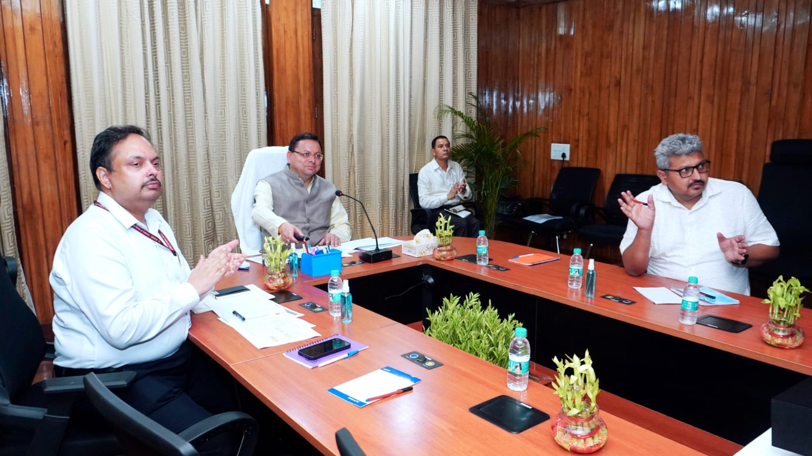 मुख्यमंत्री ने कहा कि सी.एम हेल्पलाईन के विभिन्न सोशल मीडिया प्लेटफॉर्म के माध्यम से लोगों को इसके प्रति जागरूक किया जाए।