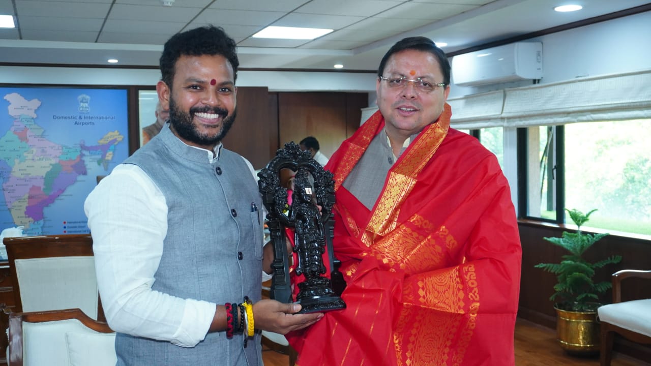 मुख्यमंत्री ने कहा कि एटीआर 42 विमानों के संचालन हेतु पायलट्स के लिए सिम्युलेटर ट्रेनिंग आवश्यक है