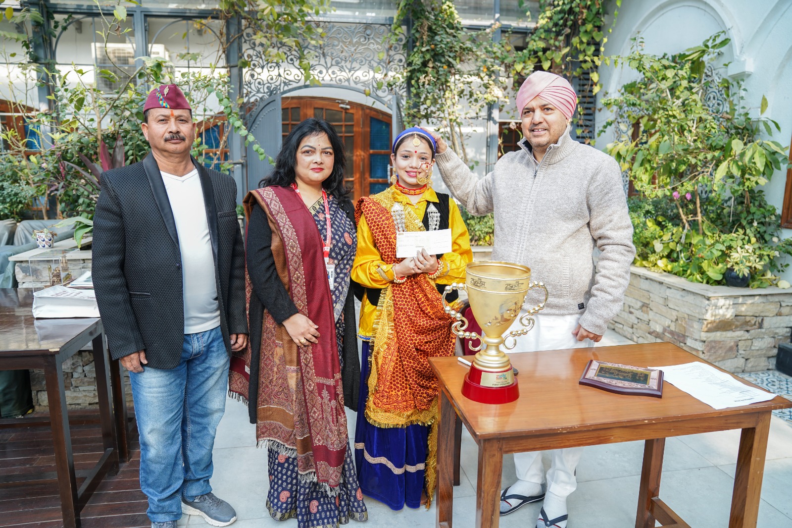 सृष्टि ने श्री दरबार साहिब में माथा टेका और श्रीमहंत देवेन्द्र दास जी महाराज जी से आशीर्वाद प्राप्त किया