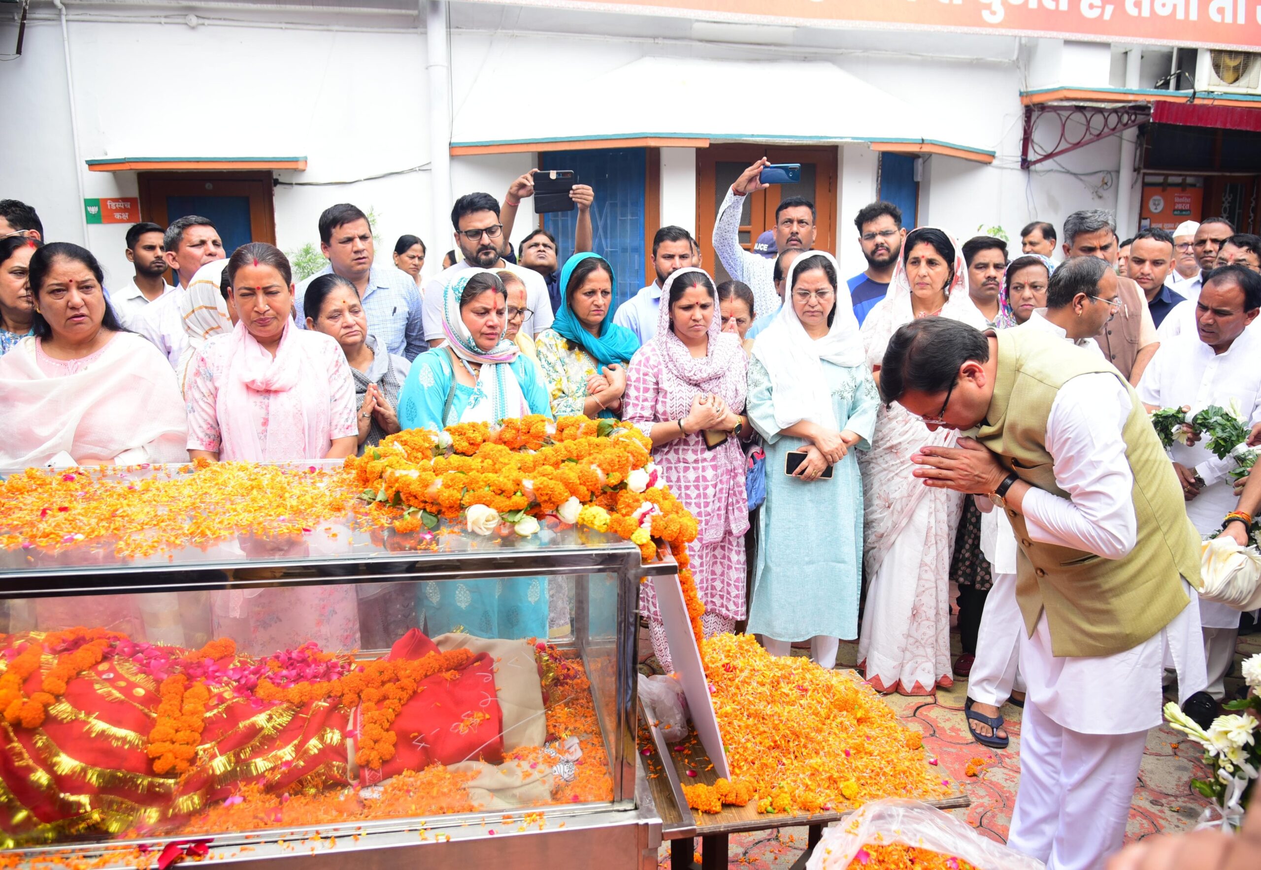 मुख्यमंत्री धामी ने केदारनाथ विधायक शैलारानी रावत के पार्थिव शरीर पर पुष्पचक्र अर्पित कर श्रद्धांजलि दी