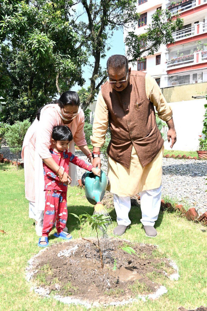 लोकपर्व हरेला पर अमर शहीदो की स्मृति में परिवार संग वृक्षारोपण सैनिक कल्याण मंत्री गणेश जोशी ने किया