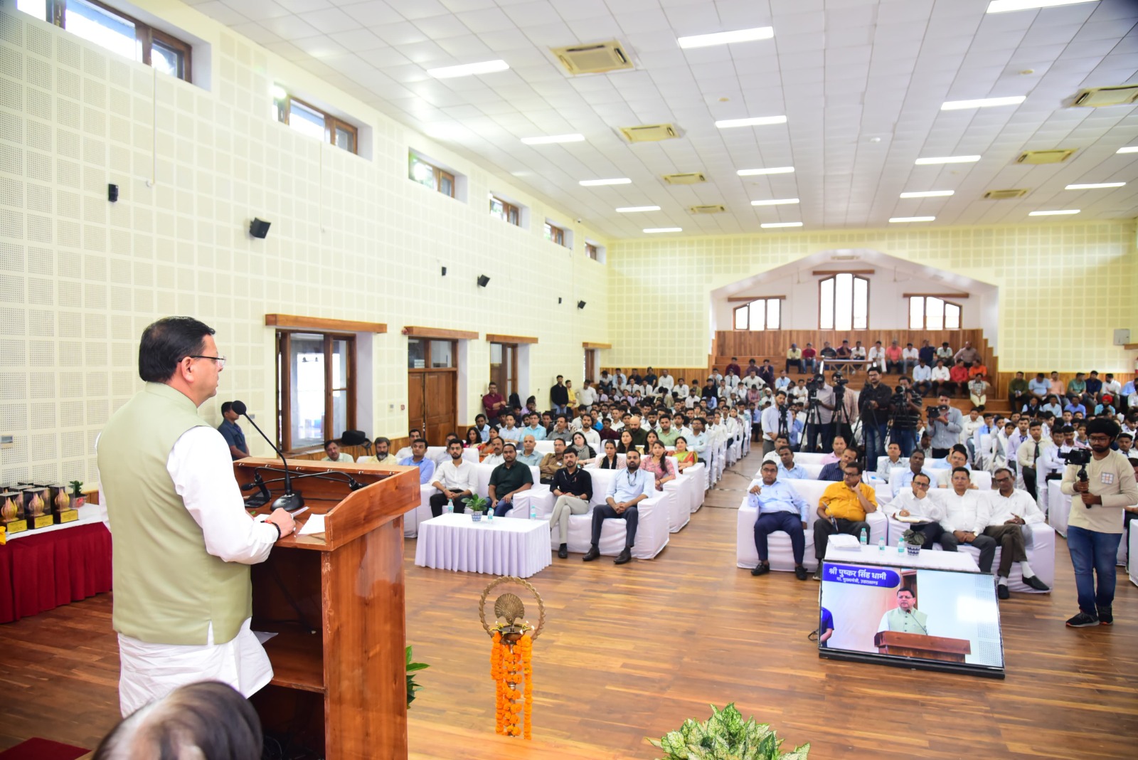 राज्य सरकार की प्राथमिकता प्रदेश के युवाओं को अधिक से अधिक रोज़गार से जोड़ना है
