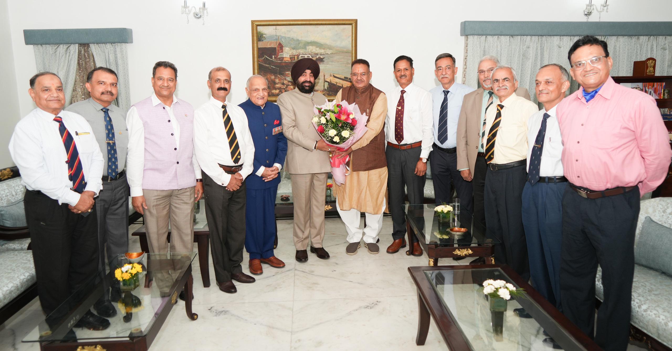 राजभवन में राज्यपाल लेफ्टिनेंट जनरल गुरमीत सिंह (से नि) के साथ पूर्व सैनिकों के कल्याण से संबंधित विभिन्न विषयों पर वार्ता करते सैनिक कल्याण मंत्री गणेश जोशी और सेवानिवृत सैन्य अधिकारीगण
