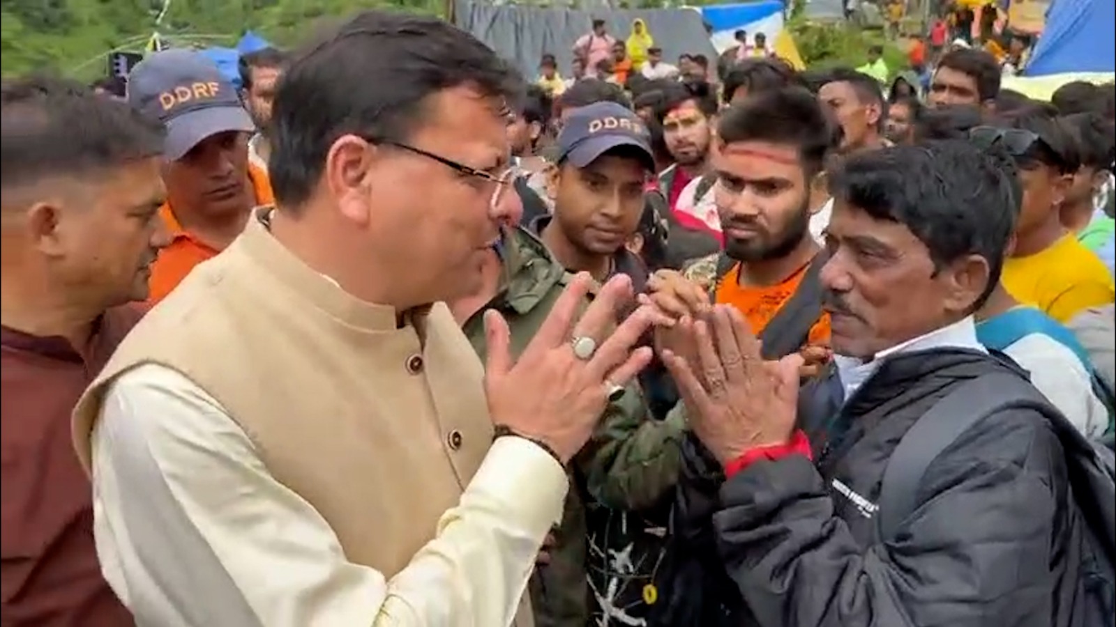 सीएम ने रात में ही पहले फोन पर श्रद्धालुओं का हालचाल जाना, फिर सुबह यात्रियों के बीच पहुंचे