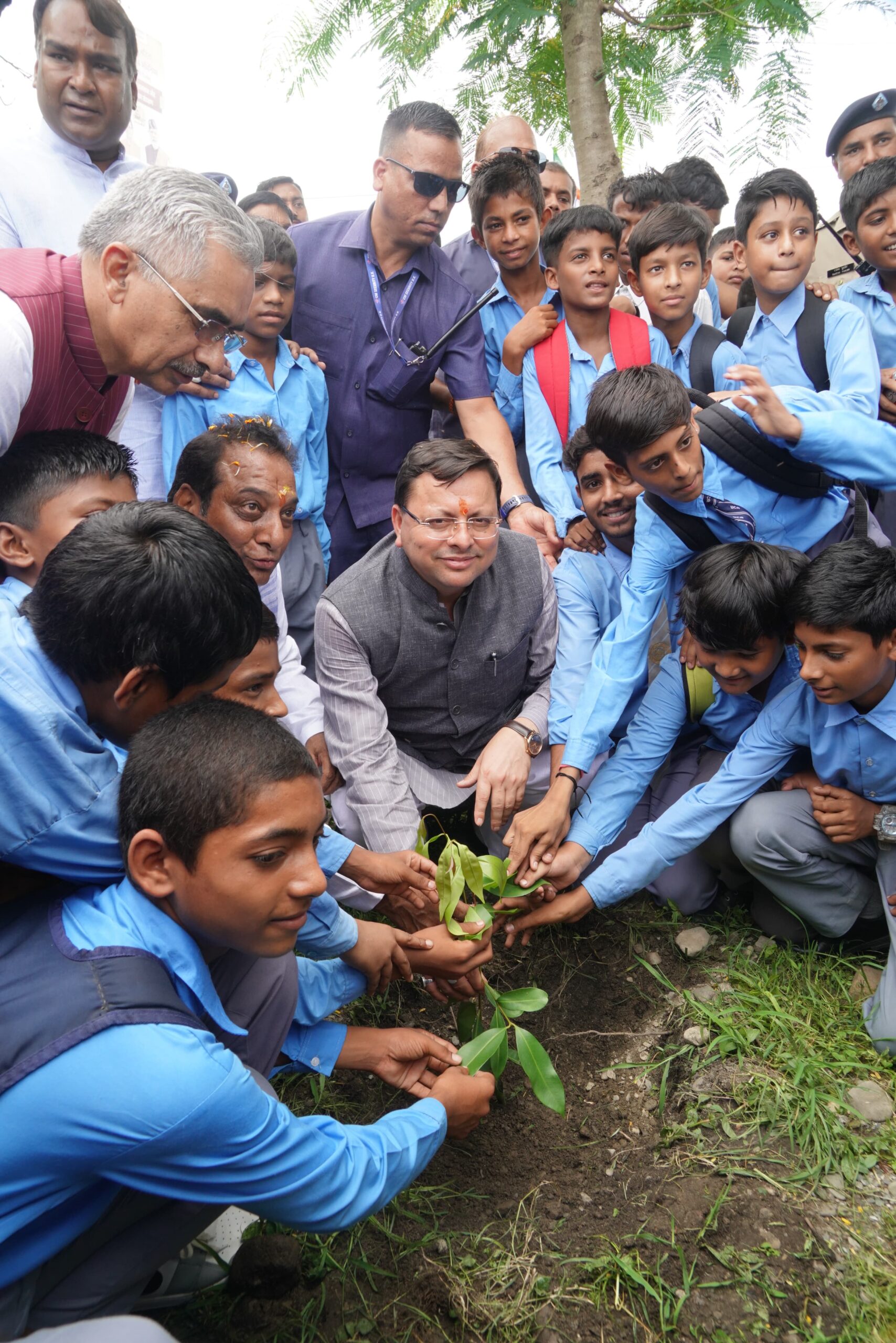 लोकपर्व ’हरेला’ के उपलक्ष्य पर धामी ने पौधा रोपण कर पर्यावरण संरक्षण का संदेश दिया।