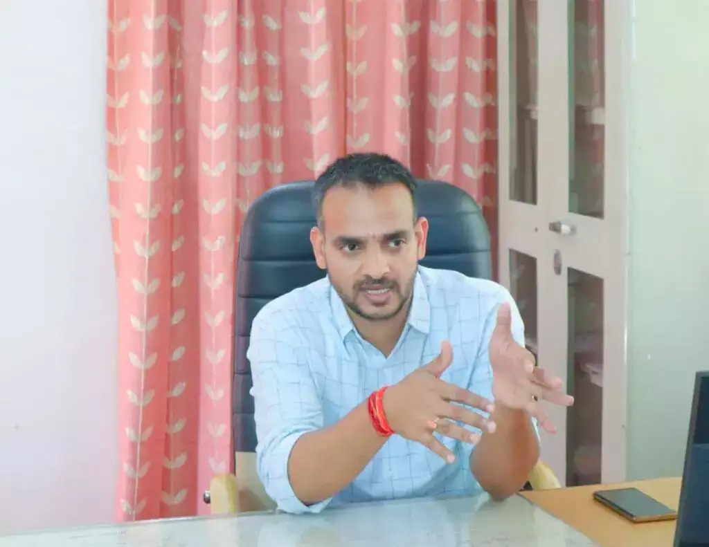 डा. सौरभ गहरवार जब टिहरी जिले डीएम थे तब भी लगातार बिलेश्वर सीएचसी अल्ट्रासाउंड करने जाते रहे हैं