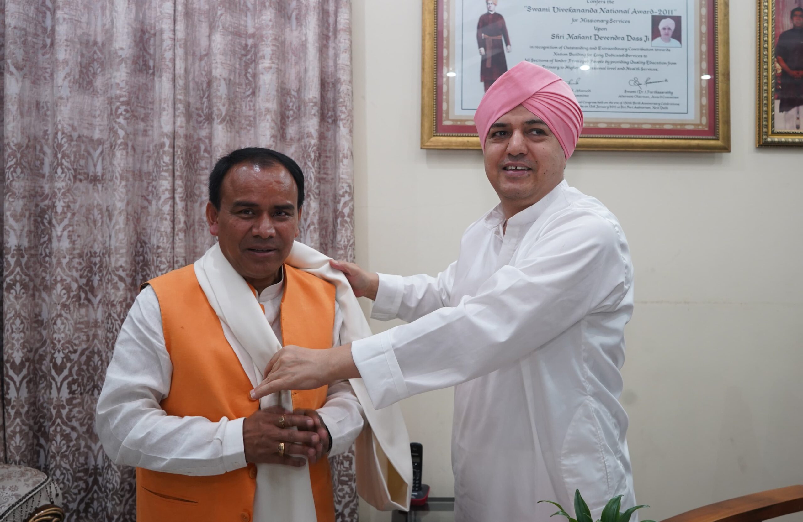 स्वास्थ्य मंत्री डाॅ धन सिंह रावत ने परिवार सहित श्री दरबार साहिब में टेका मत्था