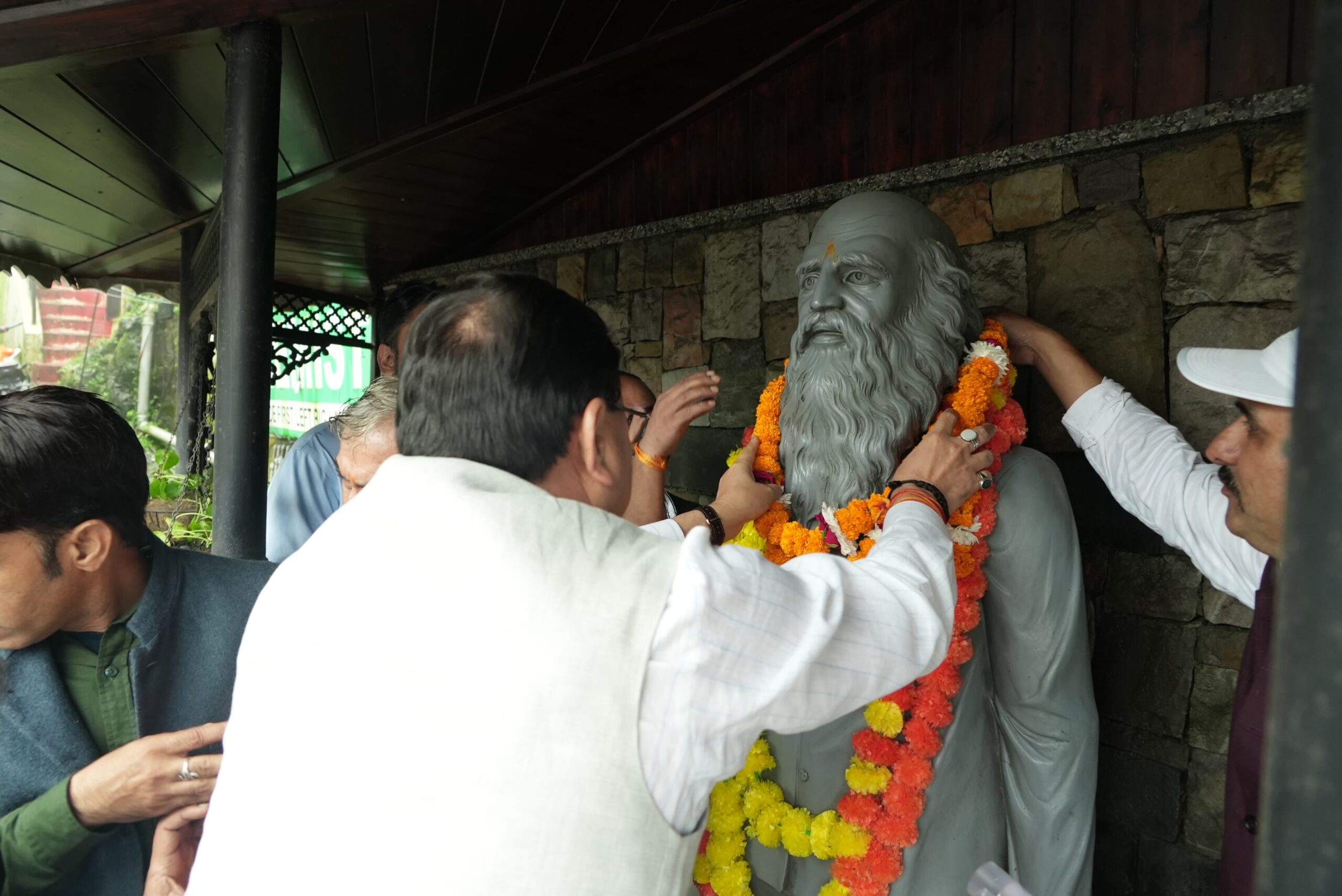 मुख्यमंत्री ने मसूरी में स्वं इन्द्रमणि बडोनी की मूर्ति पर माल्यार्पण कर उन्हें श्रद्वांजलि भी दी