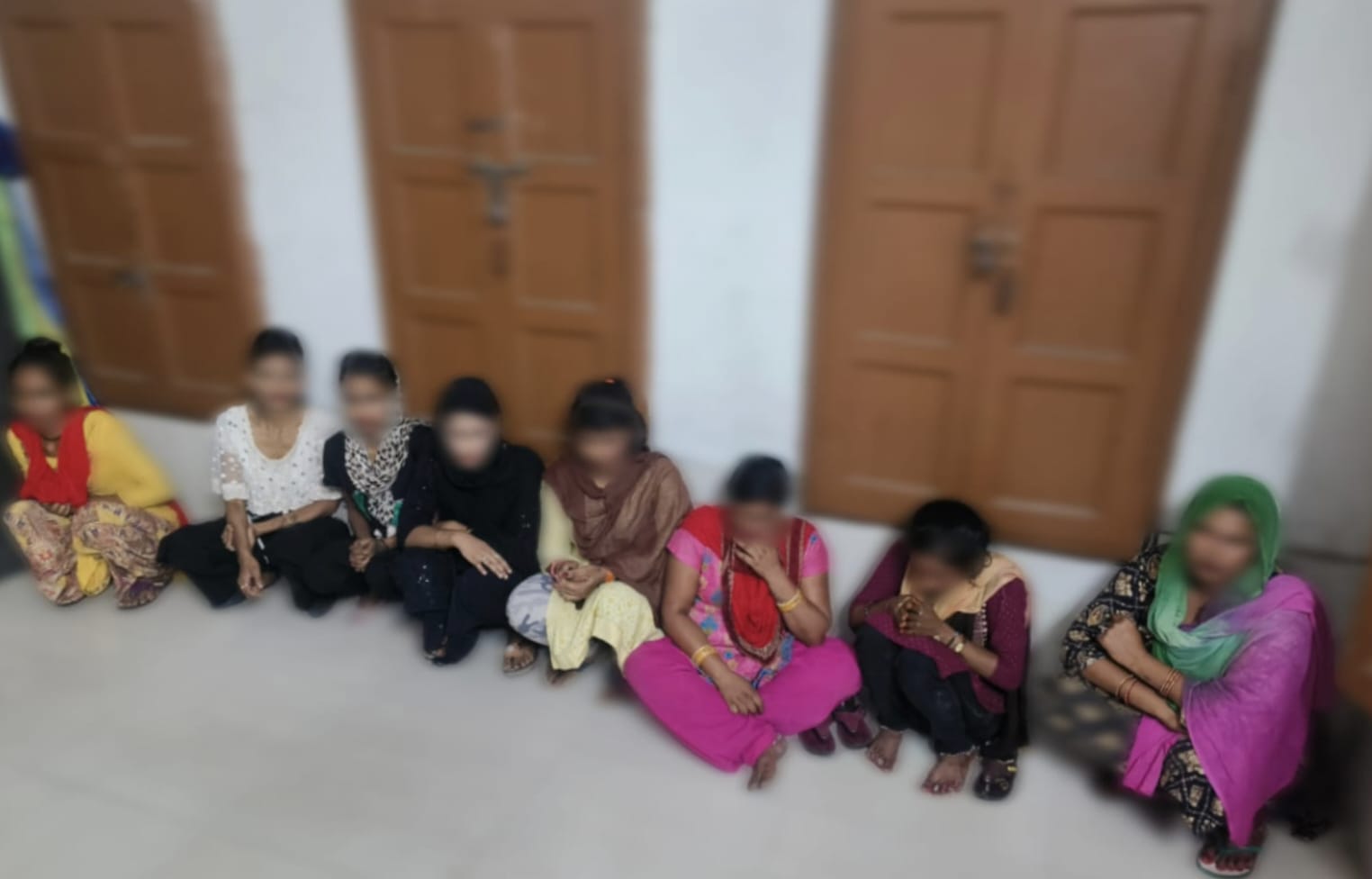 दर्शन लाल चौक पर अश्लील हरकतें करने वाली 08 महिलाओ को दून पुलिस ने किया गिरफ्तार