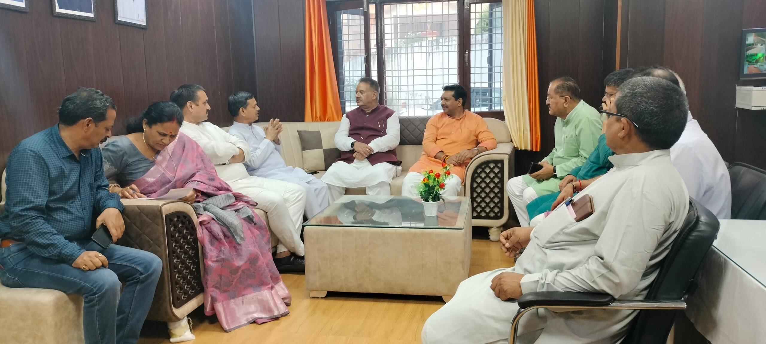 कैबिनेट मंत्री गणेश जोशी ने रुद्रप्रयाग स्थित भाजपा जिला कार्यालय पहुंचकर आगामी चुनावी रणनीति तथा सदस्यता अभियान के संबंध में विस्तृत चर्चा की