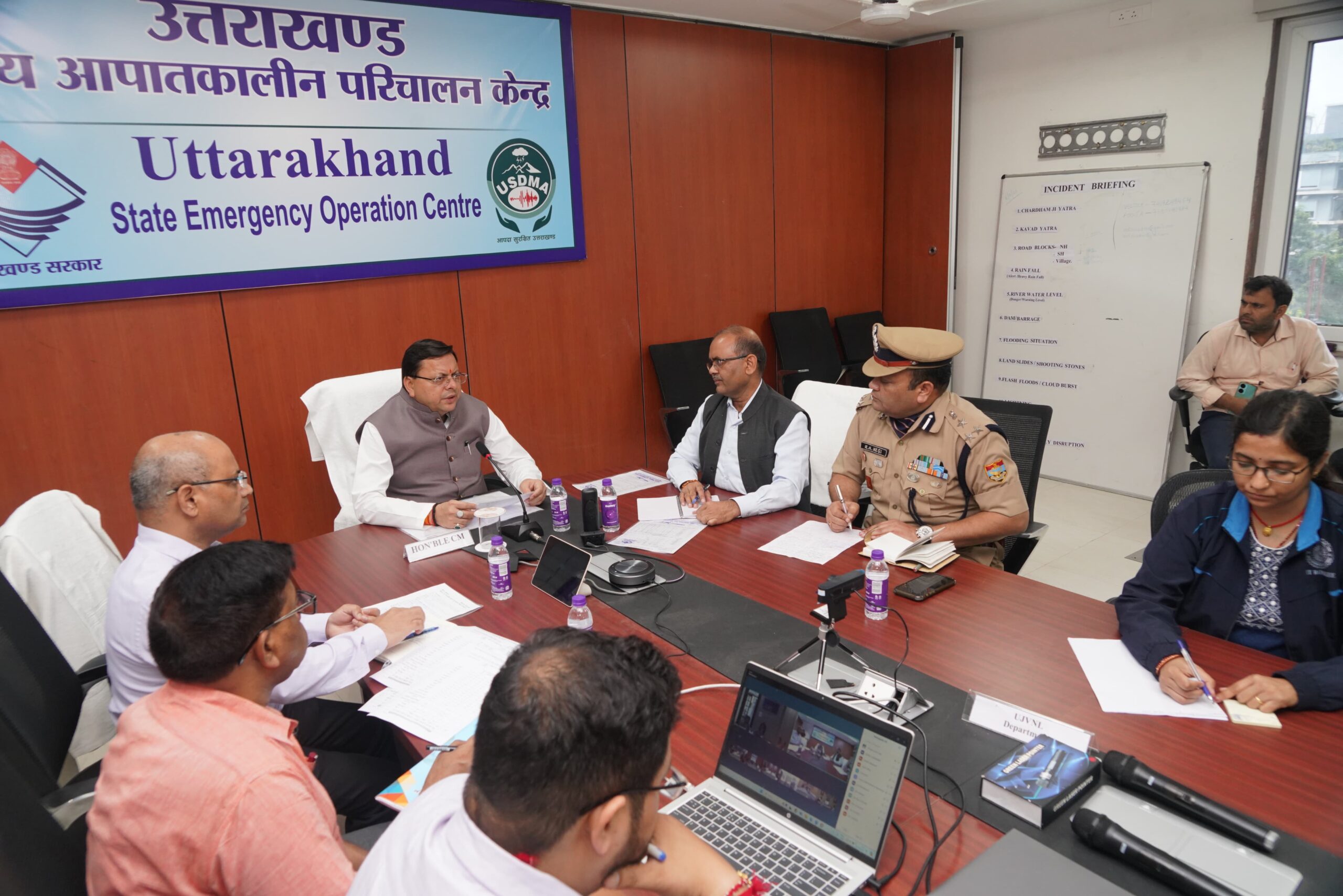 मुख्यमंत्री ने सचिव आपदा प्रबंधन विनोद कुमार सुमन को निर्देश दिये कि हर जिले में भारी बारिश की स्थिति पर लगातार नजर बनाए रखें