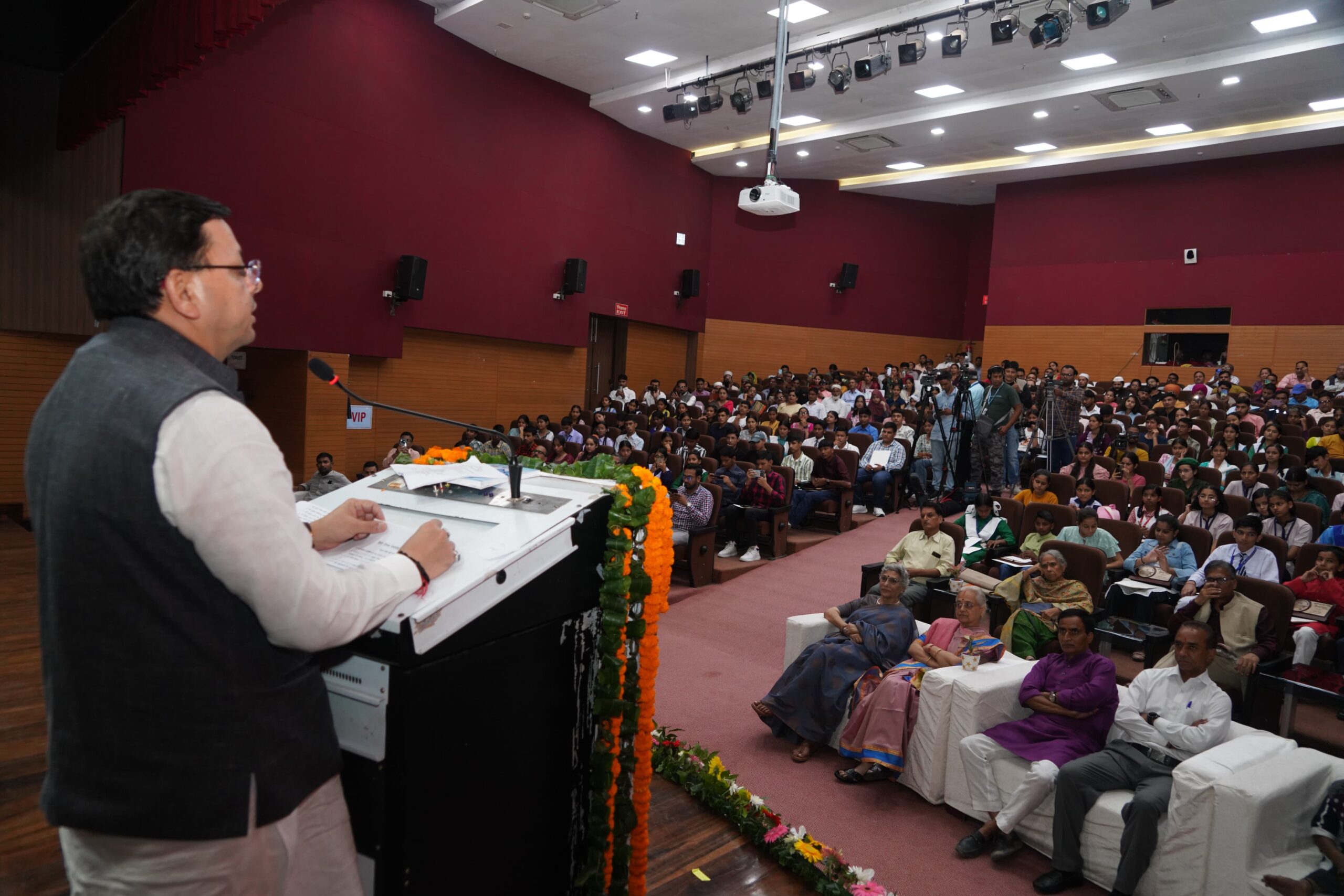 मुख्यमंत्री ने कहा कि आज दुनिया के विभिन्न देशों में हिंदी का अध्ययन किया जा रहा है।   