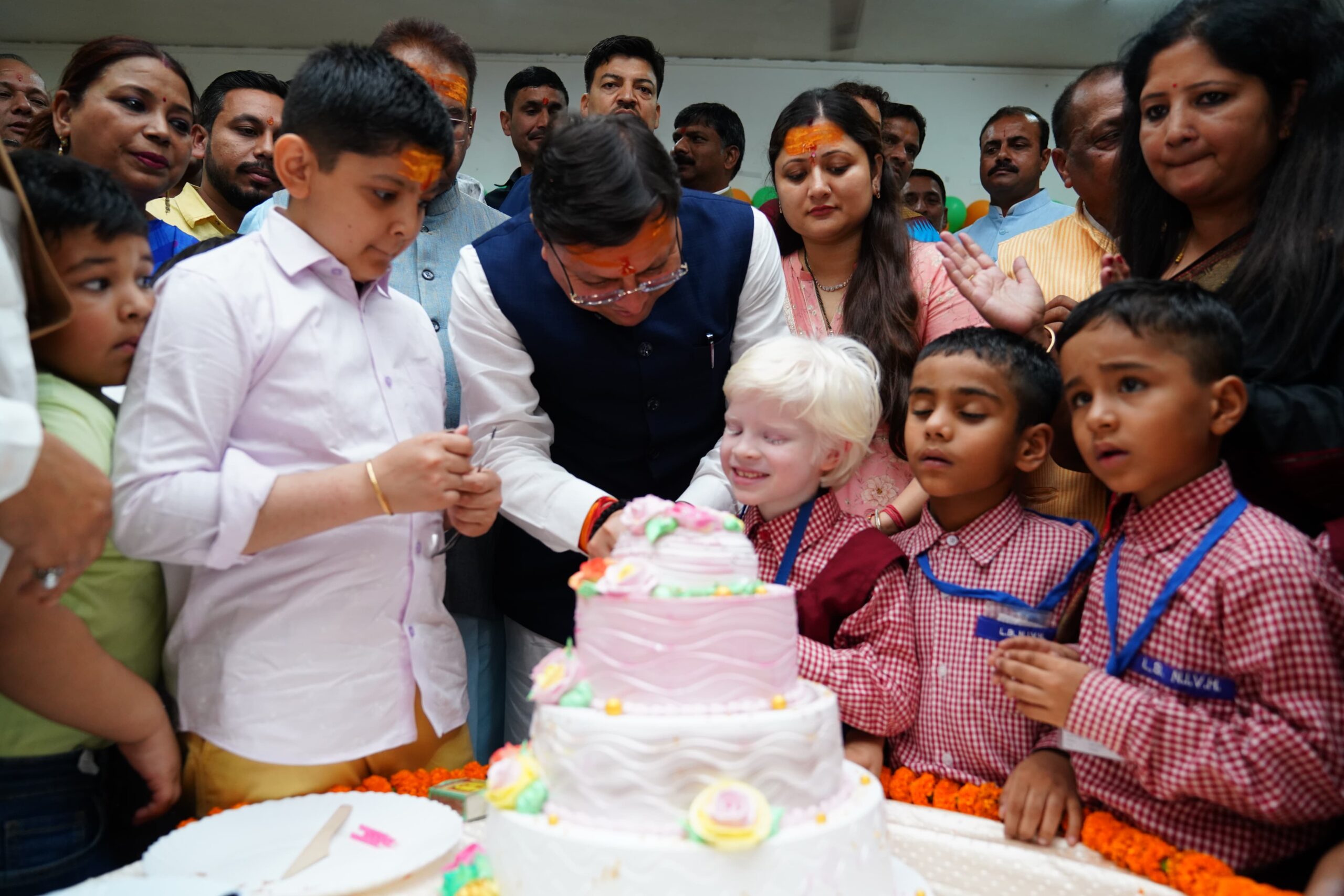 मुख्यमंत्री धामी ने दृष्टिबाधितार्थ बच्चों संग केक काटकर जन्मदिन मनाया