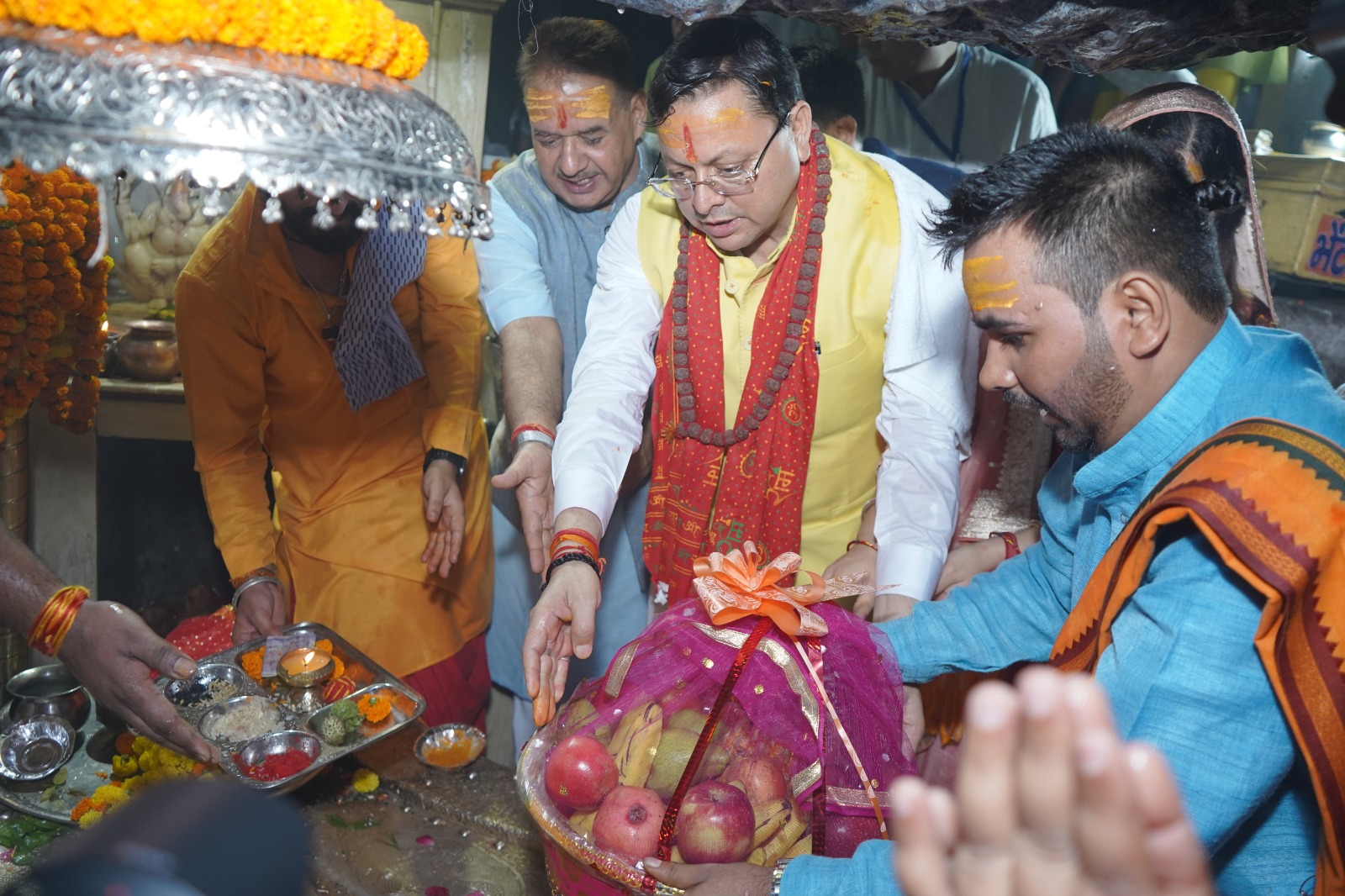 भाजपा महानगर अध्यक्ष सिद्धार्थ उमेश अग्रवाल के नेतृत्व में मुख्यमंत्री धामी जी का टपकेश्वर महादेव मंदिर पर जलाभिषेक के द्वारा सैकड़ो कार्यकर्ताओं की उपस्थिति में मनाया गया जन्मदिन