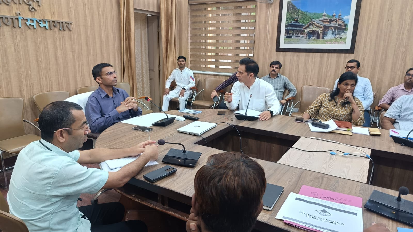 कार्यदायी संस्थाओं की दलीलों से नही माने डीएम पढ़े पूरी खबर..