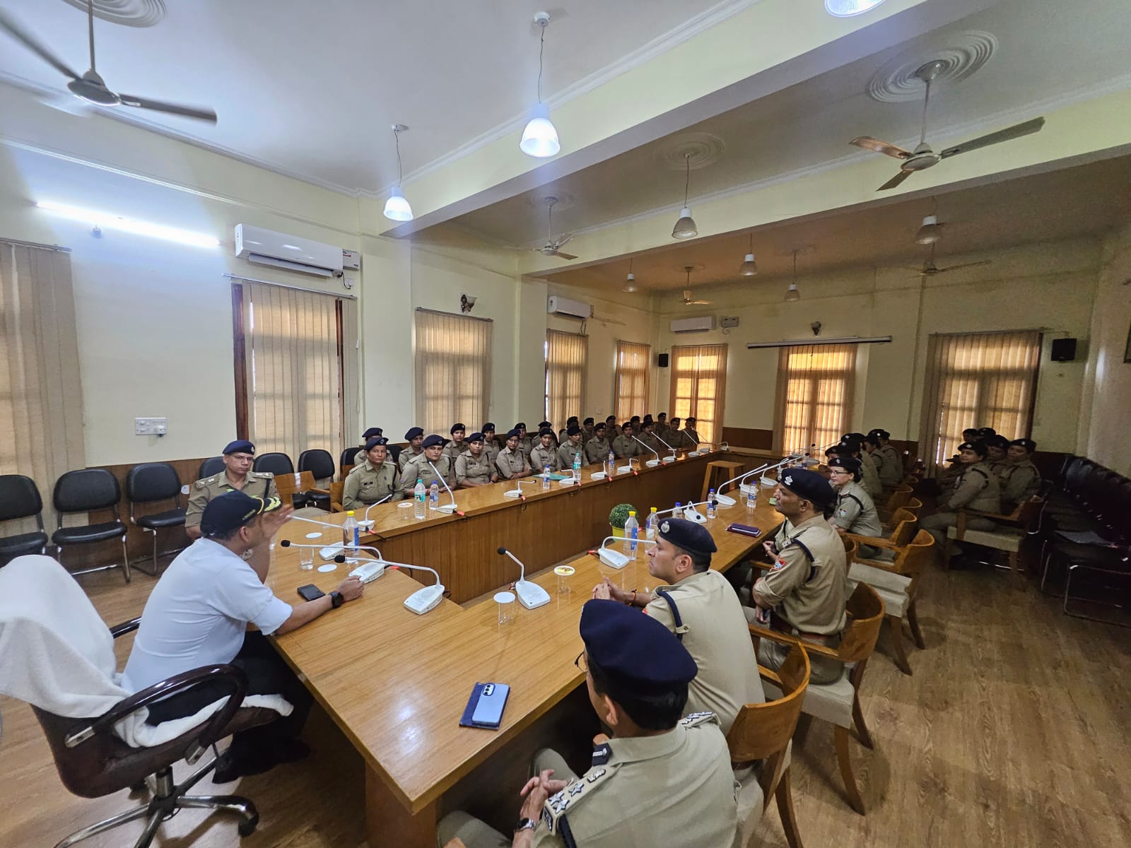 डीजीपी अभिनव कुमार ने नैनीताल भ्रमण के दौरान सम्भ्रान्त नागरिकों के साथ की गोष्ठी पढ़े पूरी खबर….