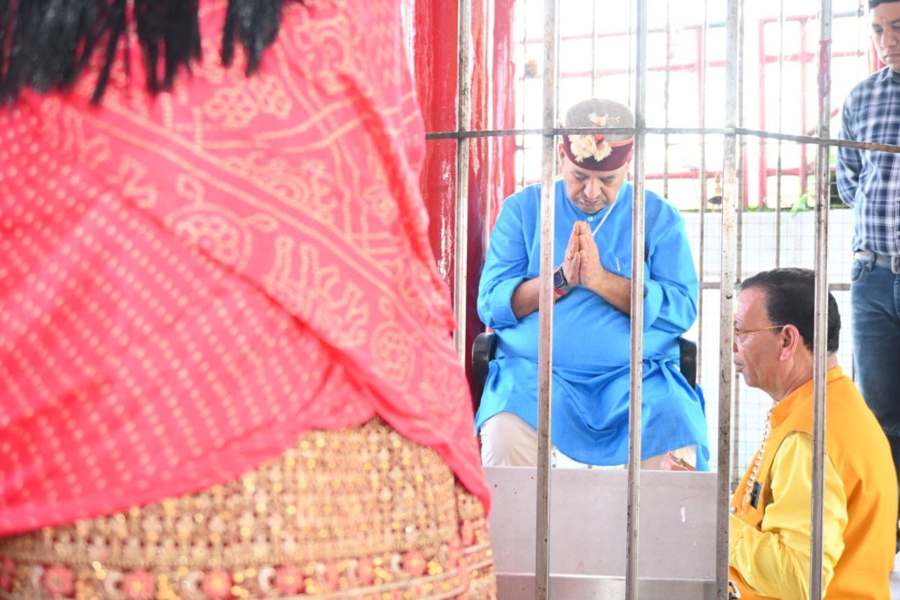 कैबिनेट मंत्री गणेश जोशी ने मंदिर परिसर में मां लक्ष्मी, मां सरस्वती और भैरव बाबा का आशिर्वाद भी लिया   