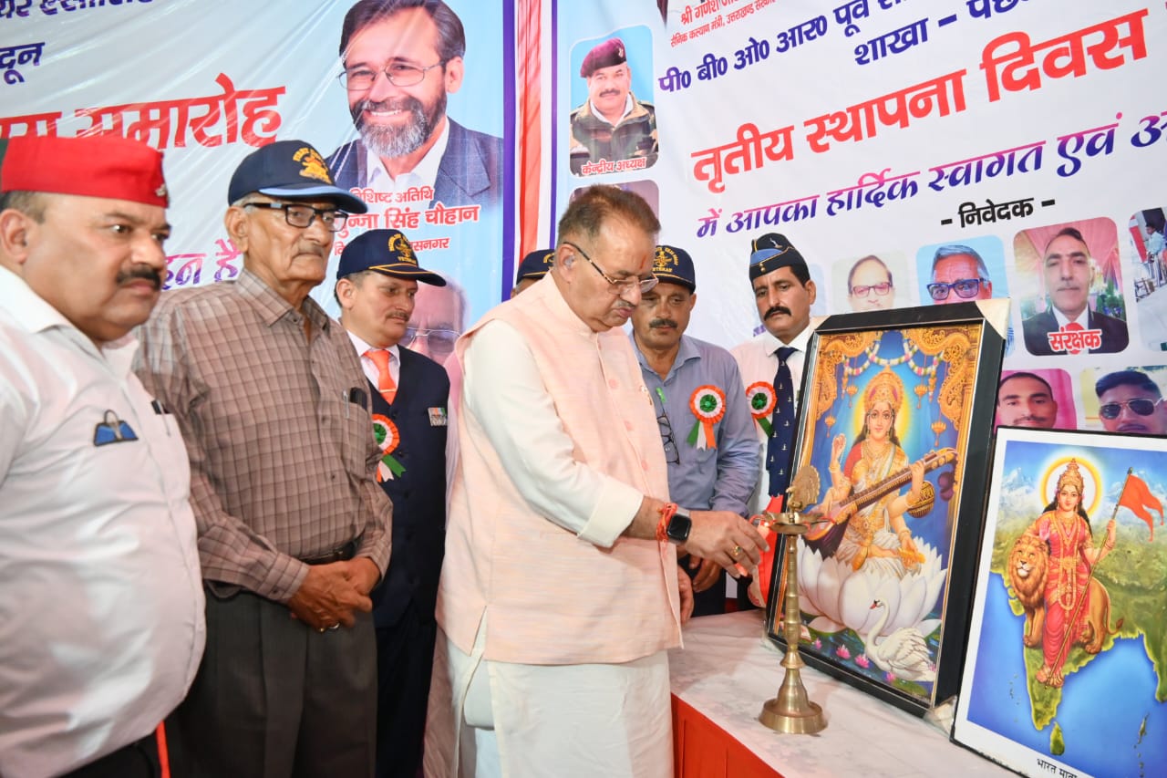 मंत्री जोशी ने कार्यक्रम का शुभारंभ दीप प्रज्ज्वलित कर किया