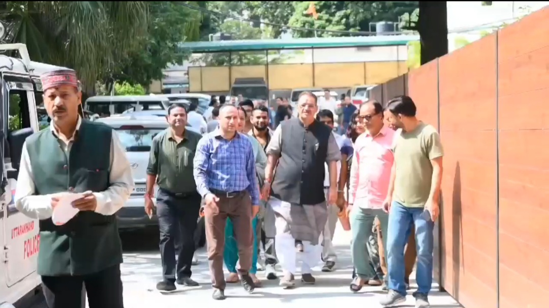 भाजपा सदस्यता अभियान के तहत घर-घर जनसंपर्क कर आमजन को पार्टी की प्राथमिक सदस्यता ग्रहण कराते कैबिनेट मंत्री गणेश जोशी