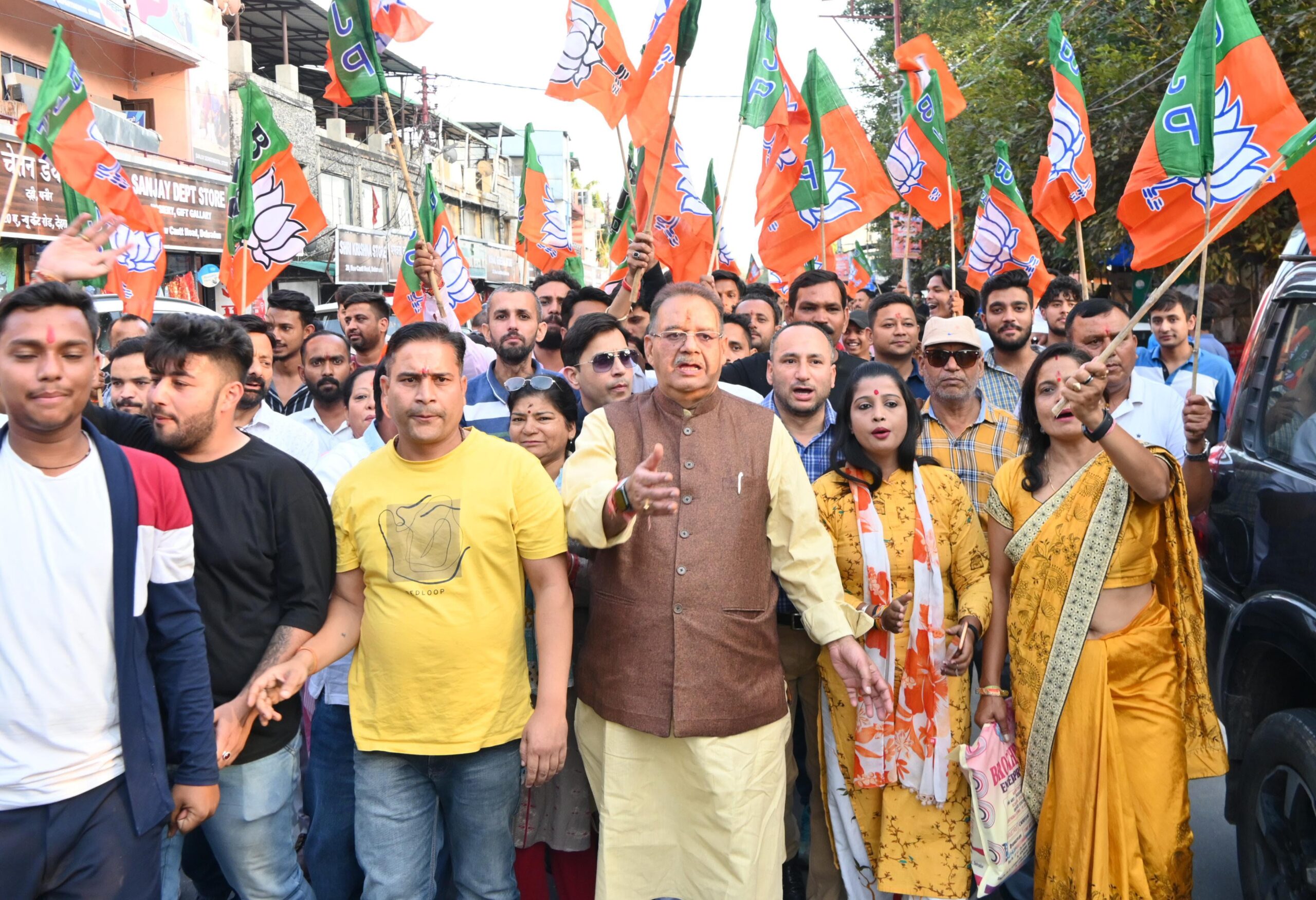 गणेश जोशी ने पार्टी कार्यकर्ताओं के साथ हाथीबड़कला बाजार में पटाखे फोड़कर और एक दूसरे को जलेबी खिलाकर मीठी जीत का उत्सव व जश्न मनाया और जमकर आतिशबाजी की