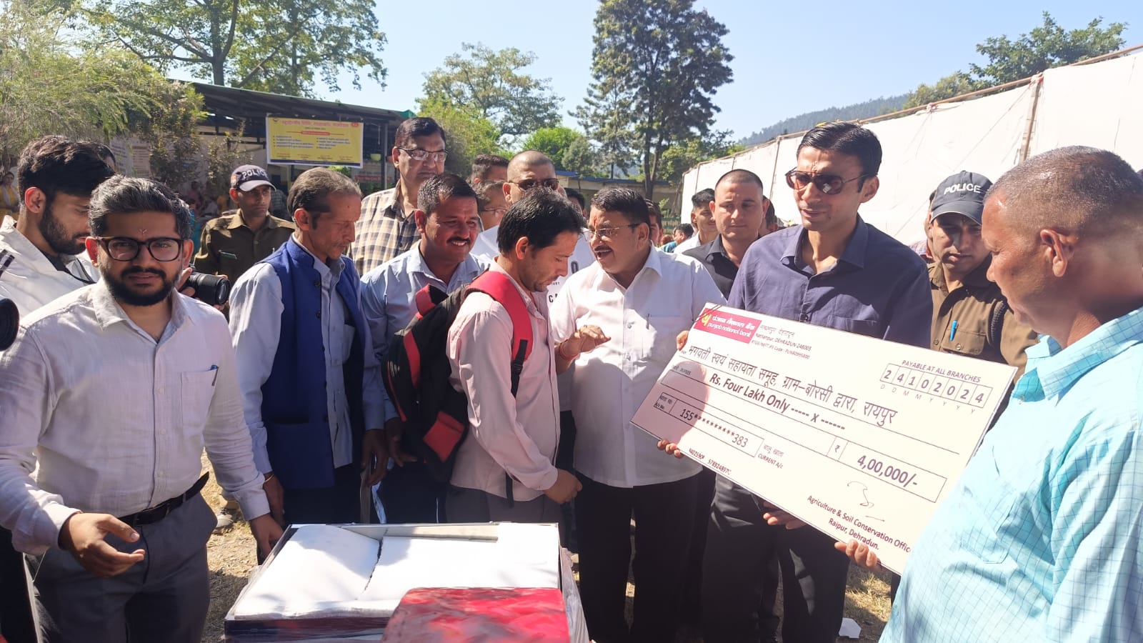 समस्याओं का मौके पर ही निराकरण करें विभाग, विद्युत विभाग के अधिकारियों को दौड़ाया खराब मीटर बदलवानें।