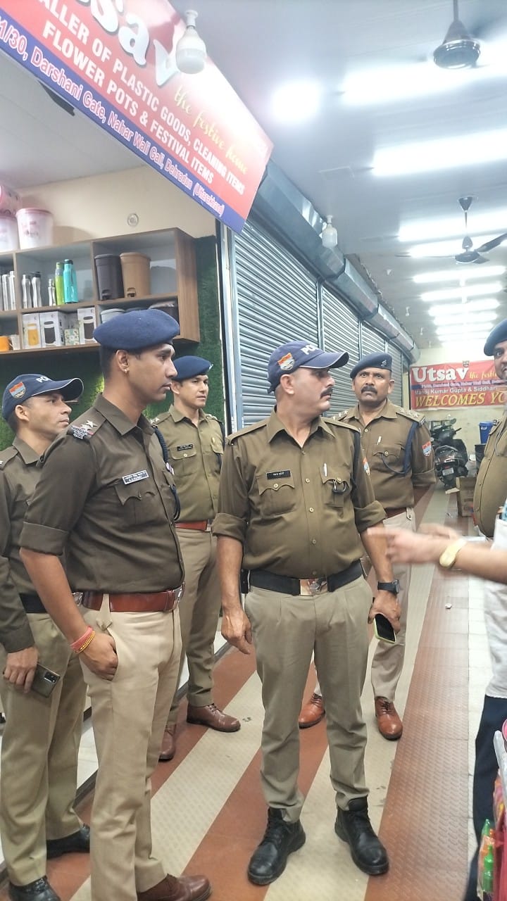 अवैध रूप से पटाखों की बिक्री पर रोक लगाने के लिए दून पुलिस ने चलाया चेकिंग अभियान