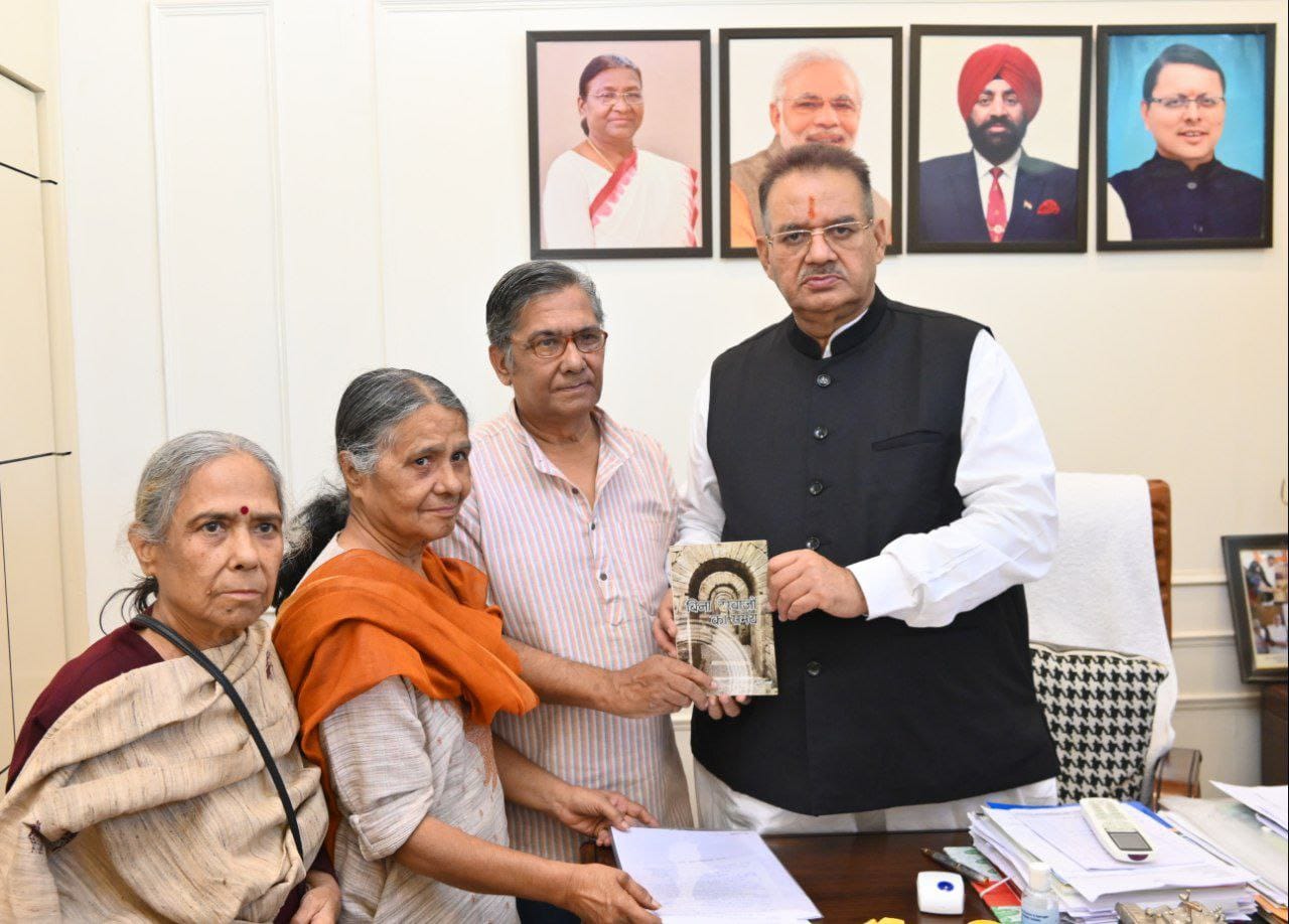 कैबिनेट मंत्री गणेश जोशी से मुलाकात कर उनको पुस्तक भेंट करते जनकवि अतुल शर्मा   