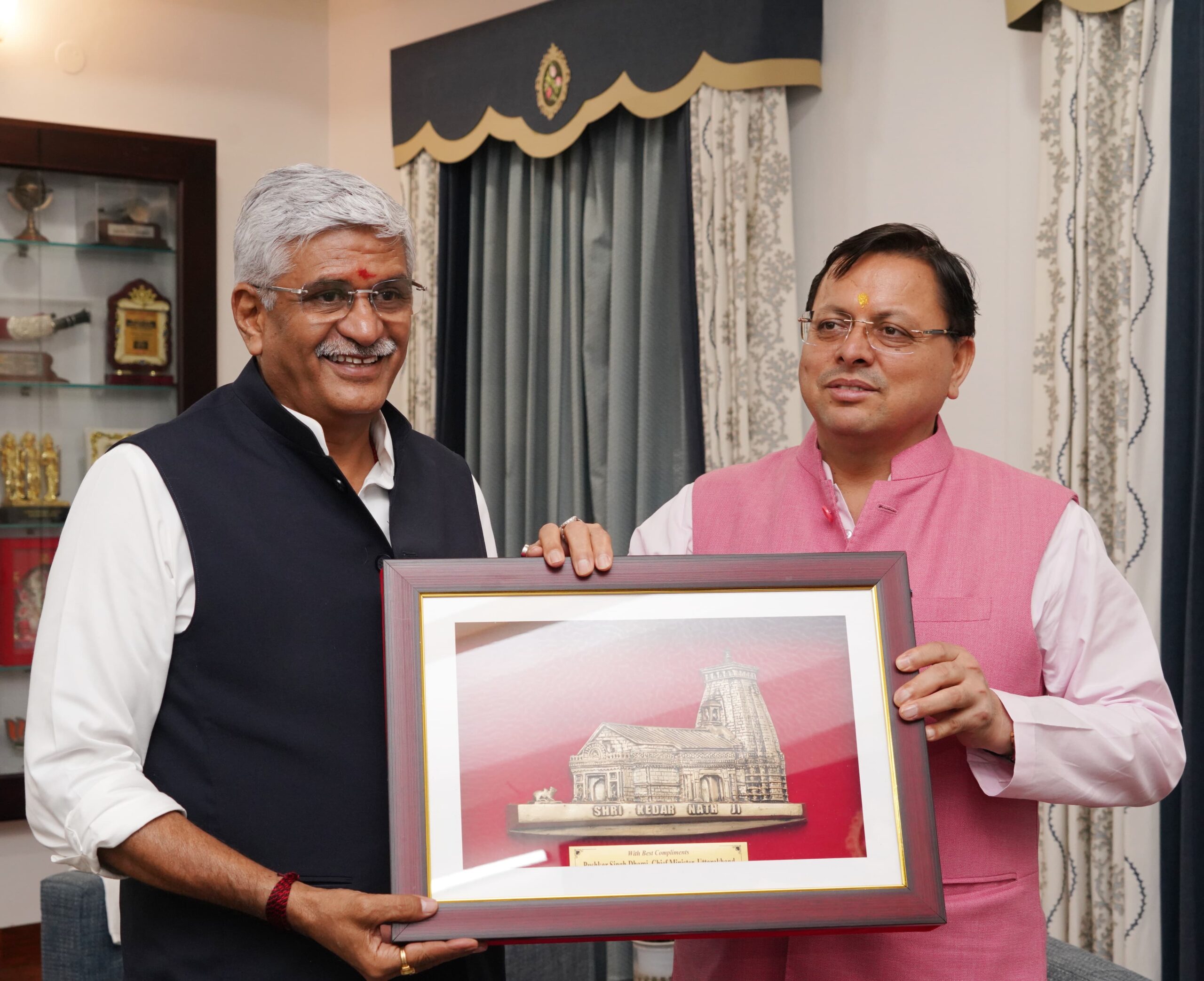 मुख्यमंत्री धामी ने इस दौरान केंद्रीय मंत्री का स्वागत करते हुए पर्यटन और संस्कृति के क्षेत्र में उत्तराखंड में चल रहे विकास कार्यों से अवगत कराया