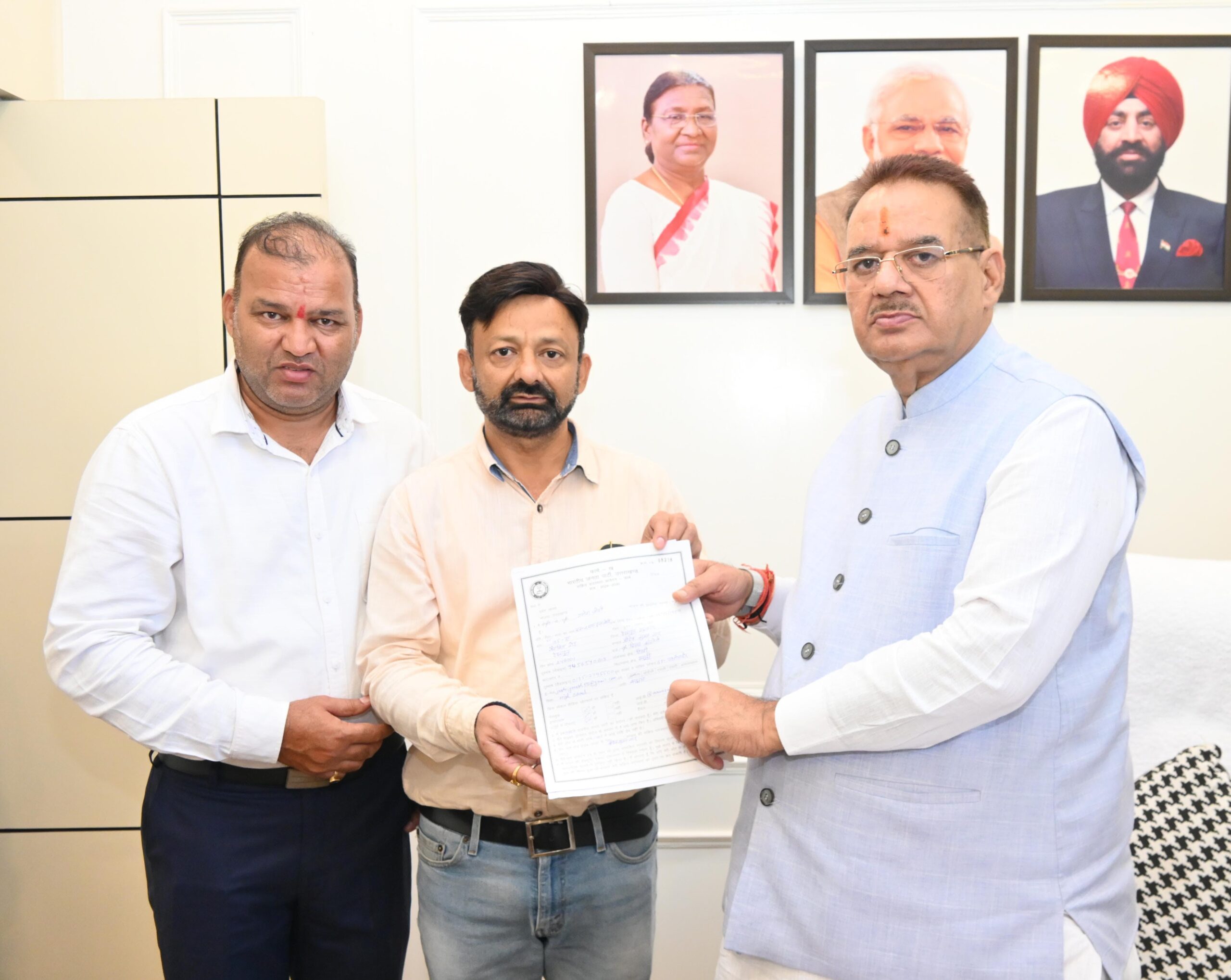 बीजेपी ‘सक्रिय सदस्यता अभियान’ के अंतर्गत सक्रिय कार्यकर्ता के रूप अपना आवेदन देते कैबिनेट मंत्री गणेश जोशी
