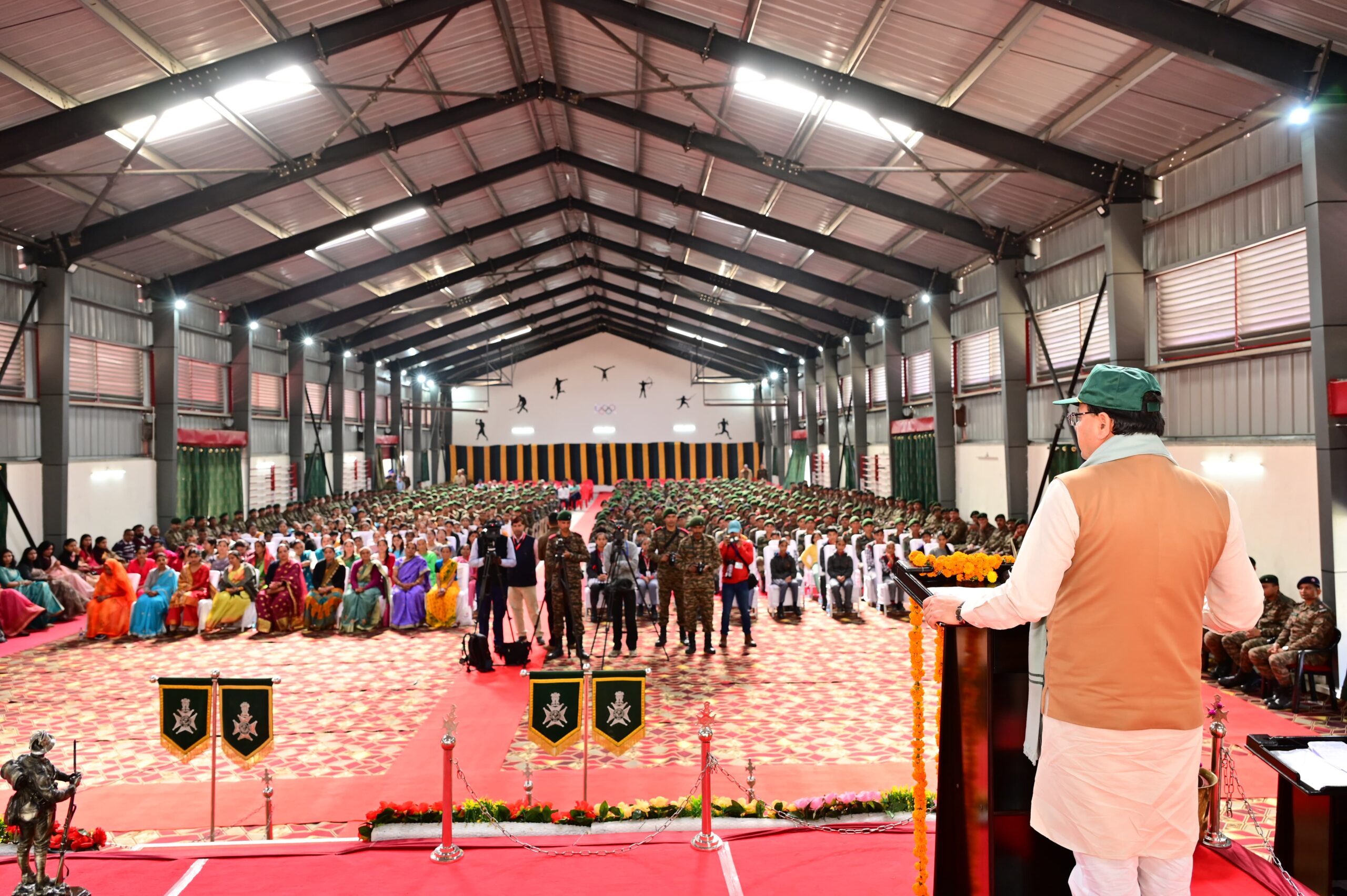 मुख्यमंत्री धामी ने लैंसडाउन छावनी में आयोजित कार्यक्रम में प्रतिभाग करते हुए सैनिकों को दीपावली की बधाई दी
